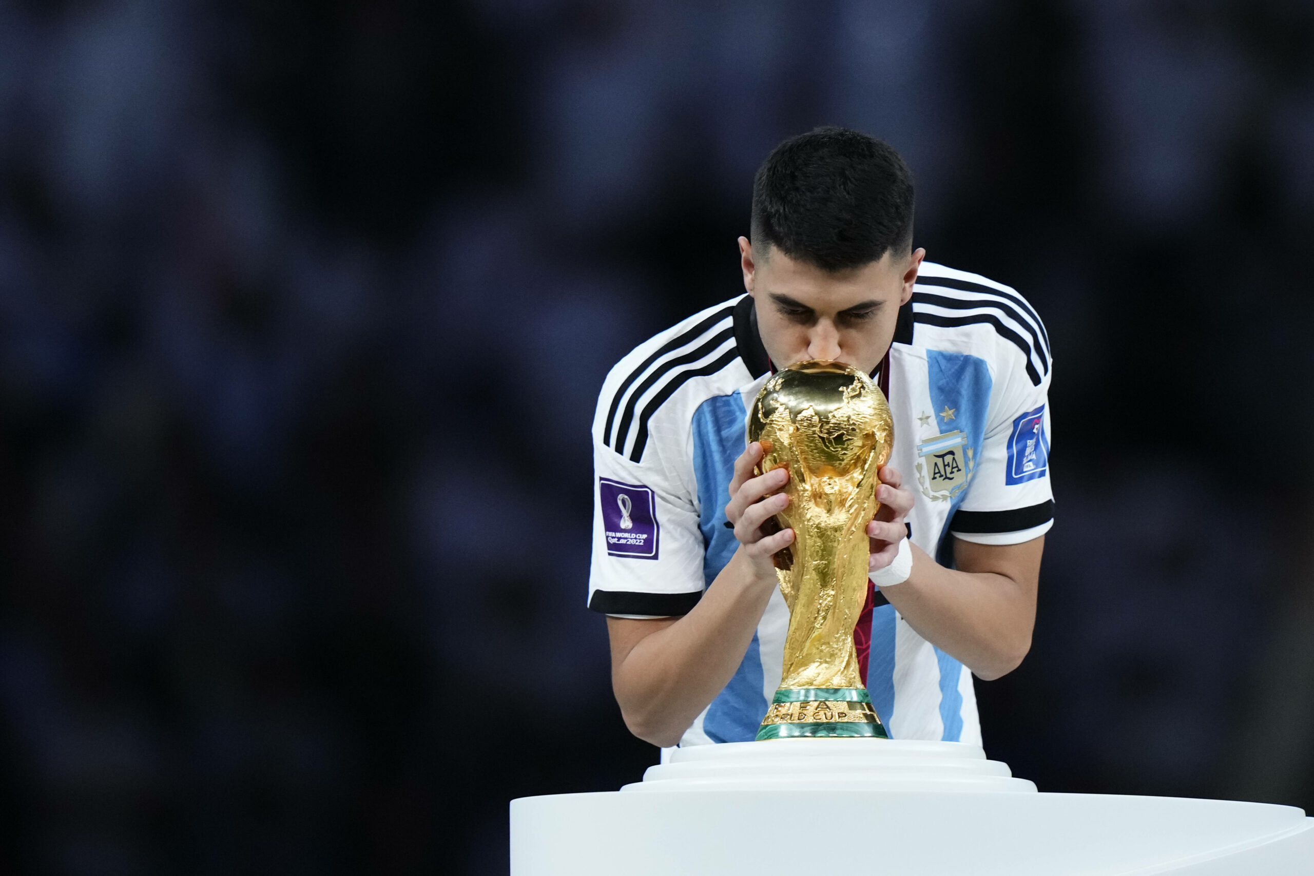 Thiago Almada küsst den WM-Pokal