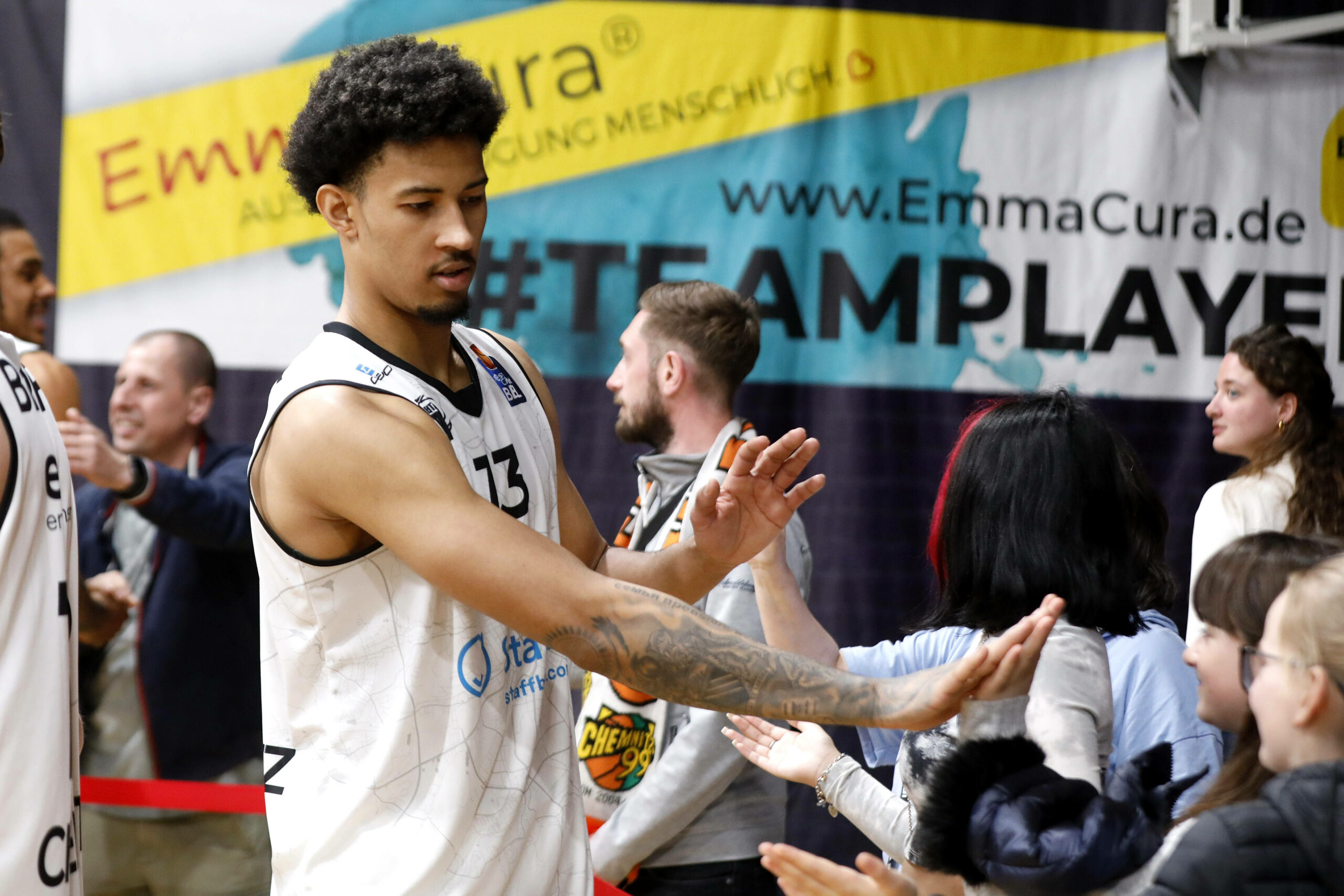 Jason George klatscht mit Fans ab