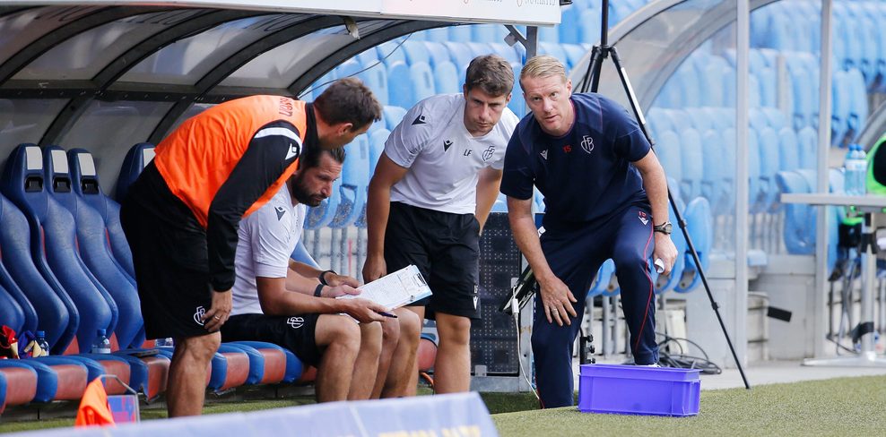 Timo Schultz und Loic Favé auf der Trainerbank des FC Basel mit zwei weiteren Co-Trainern