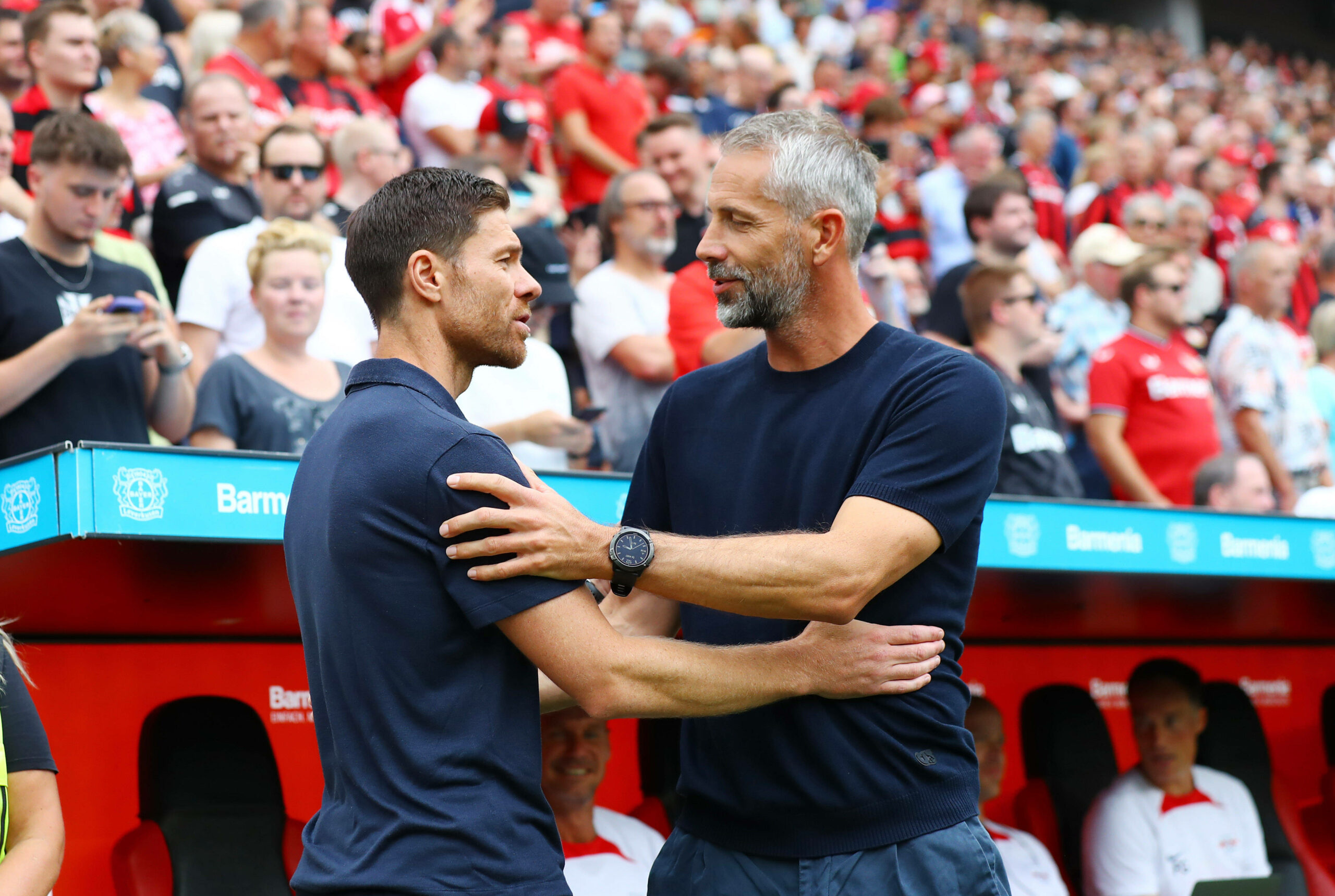 Xabi Alonso und Marco Rose umarmen sich