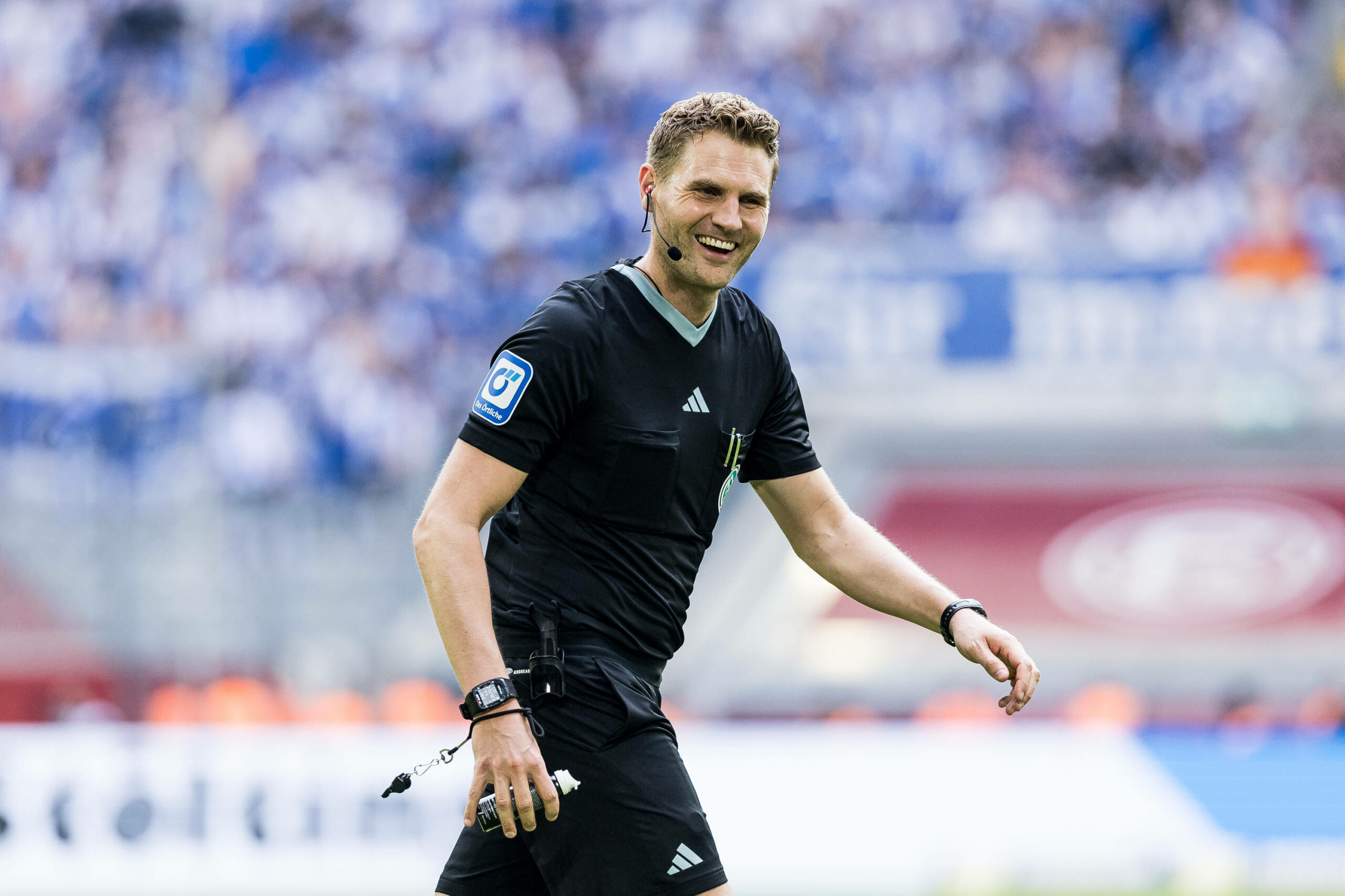 Schiedsrichter Timo Gerach freut sich während einer seiner Einsätze