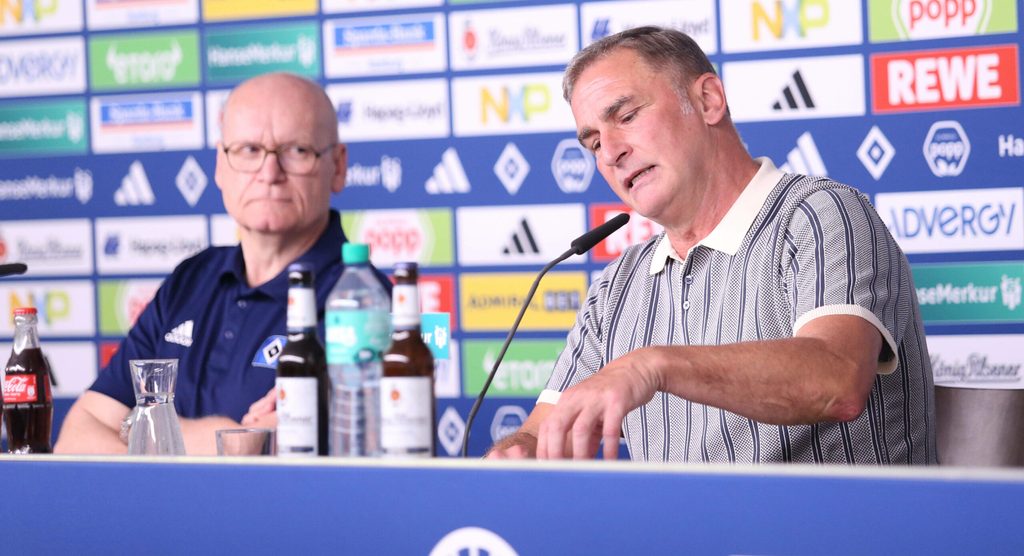 HSV-Aufsichtsratsboss Michael Papenfuß (l.) und Stefan Kuntz sprechen nach der Vertragsunterzeichnung im Mai 2024 zur Presse.