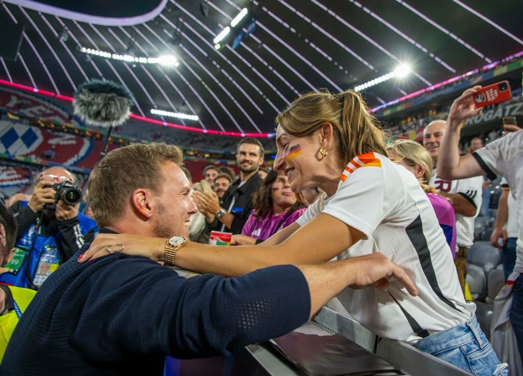 Julian Nagelsmann umarmt seine Frau auf der Tribüne