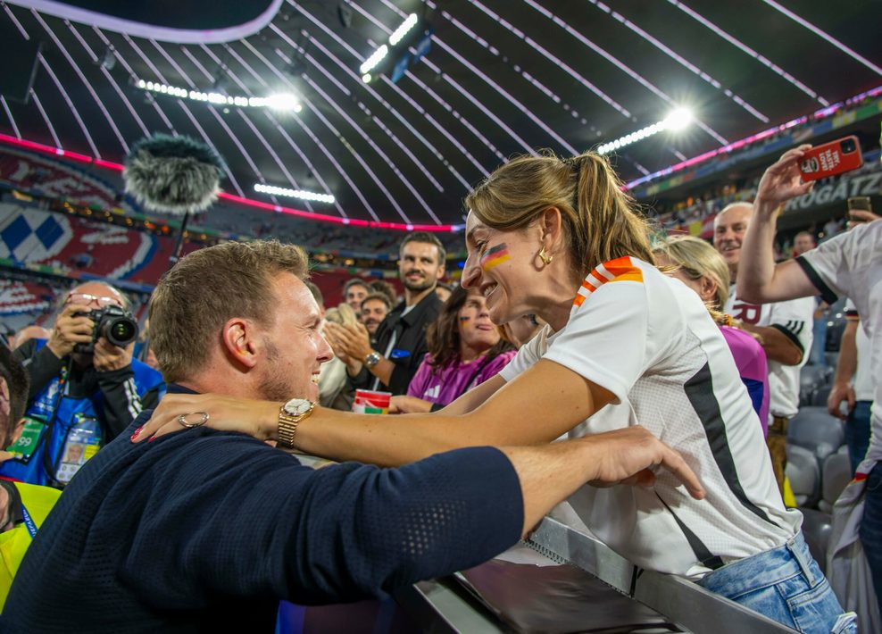 Julian Nagelsmann umarmt seine Frau auf der Tribüne