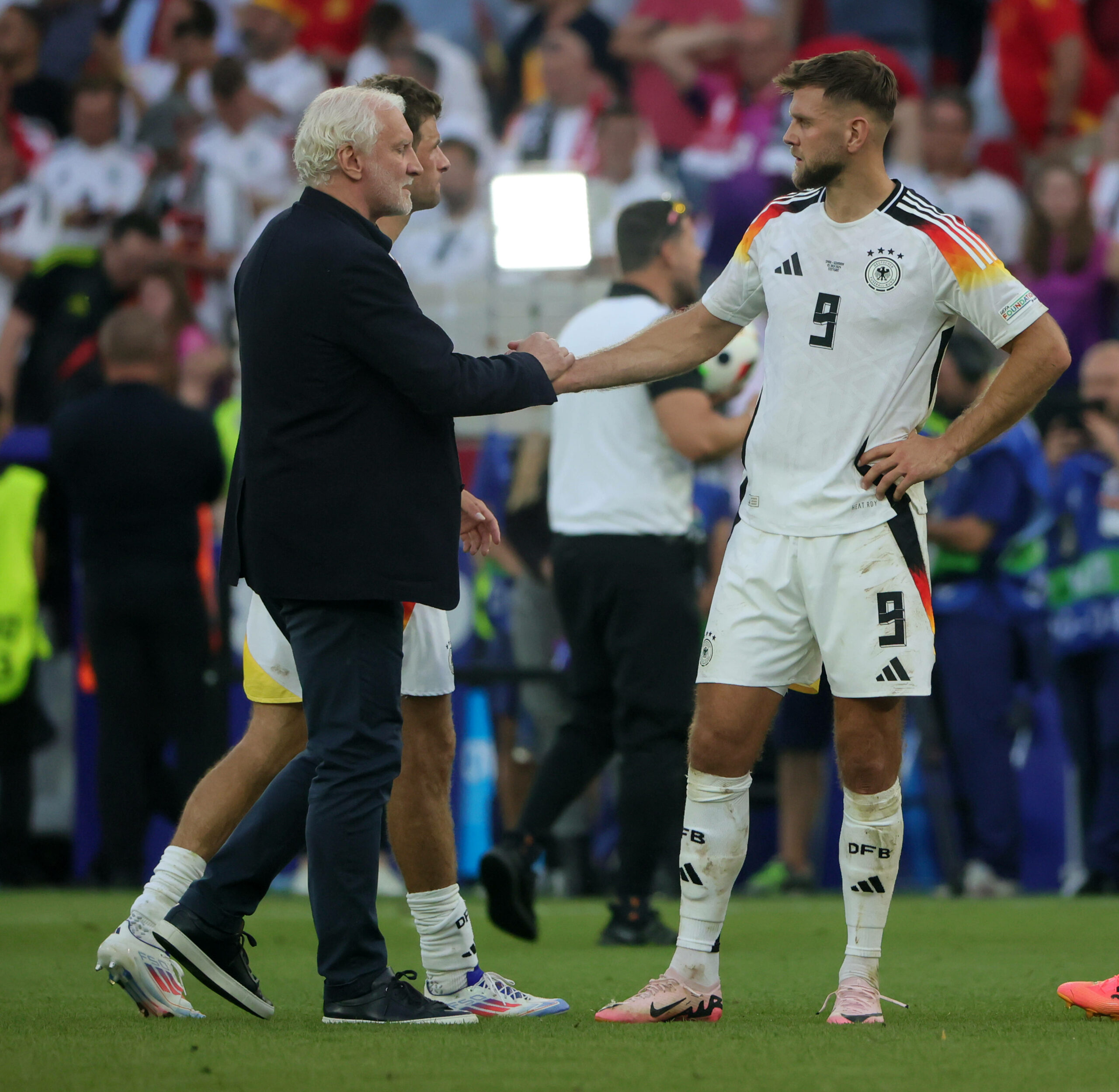 Rudi Völler gibt Niclas Füllkrug die Hand