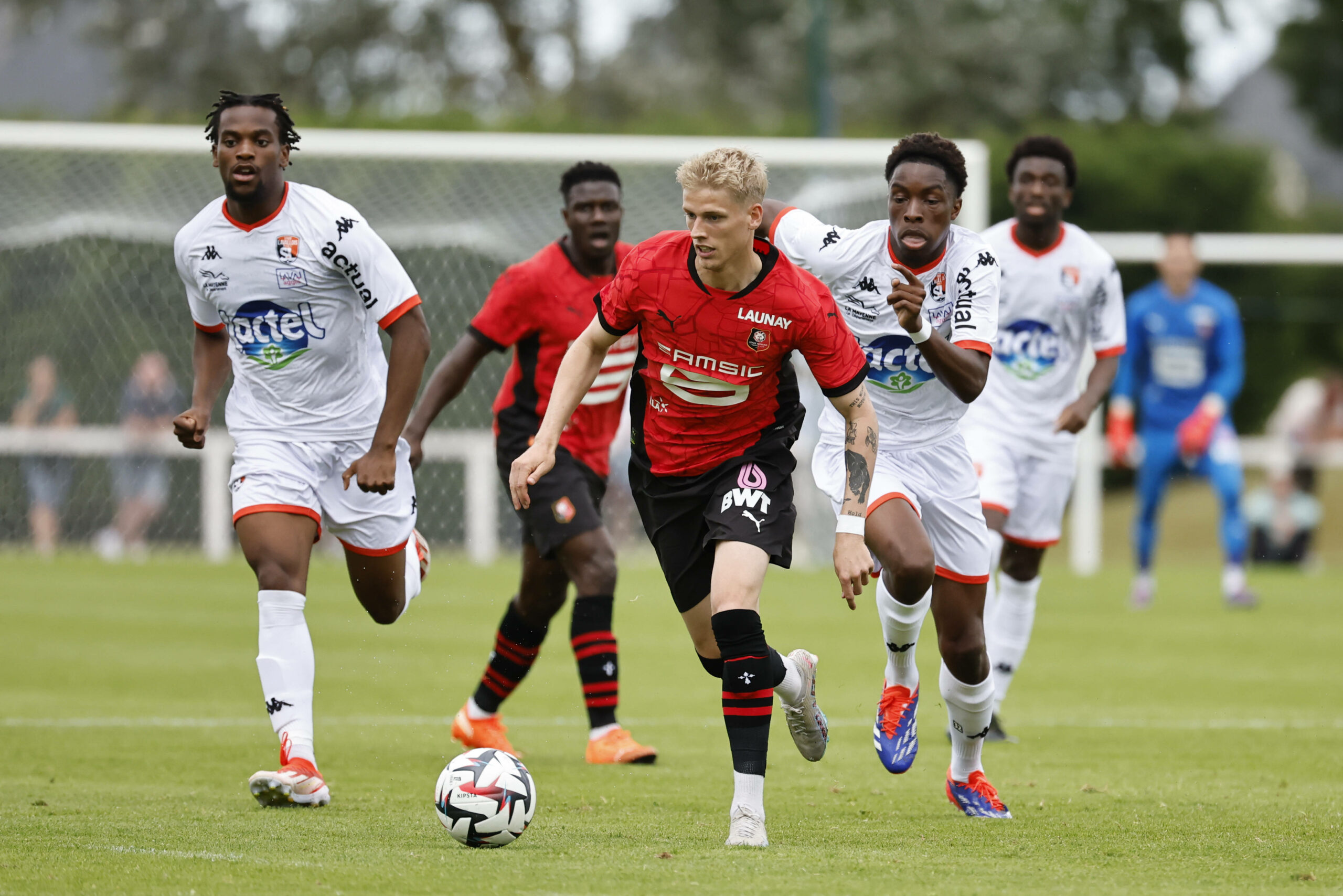 Albert Grønbæk dribbelt am Ball