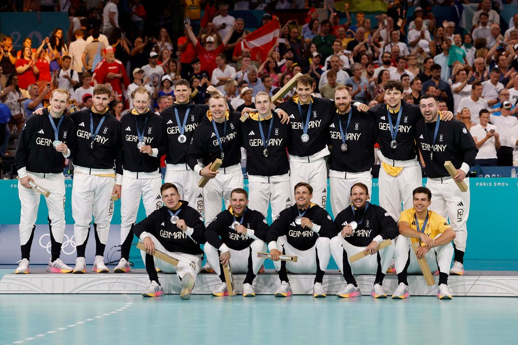 DHB-Team bei der Siegerehrung der olympischen Spiele 2024