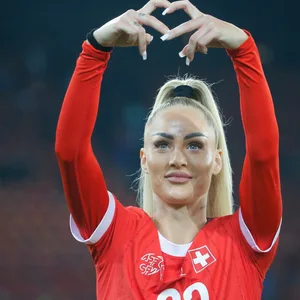 Alisha Lehmann zeigt ein Herz