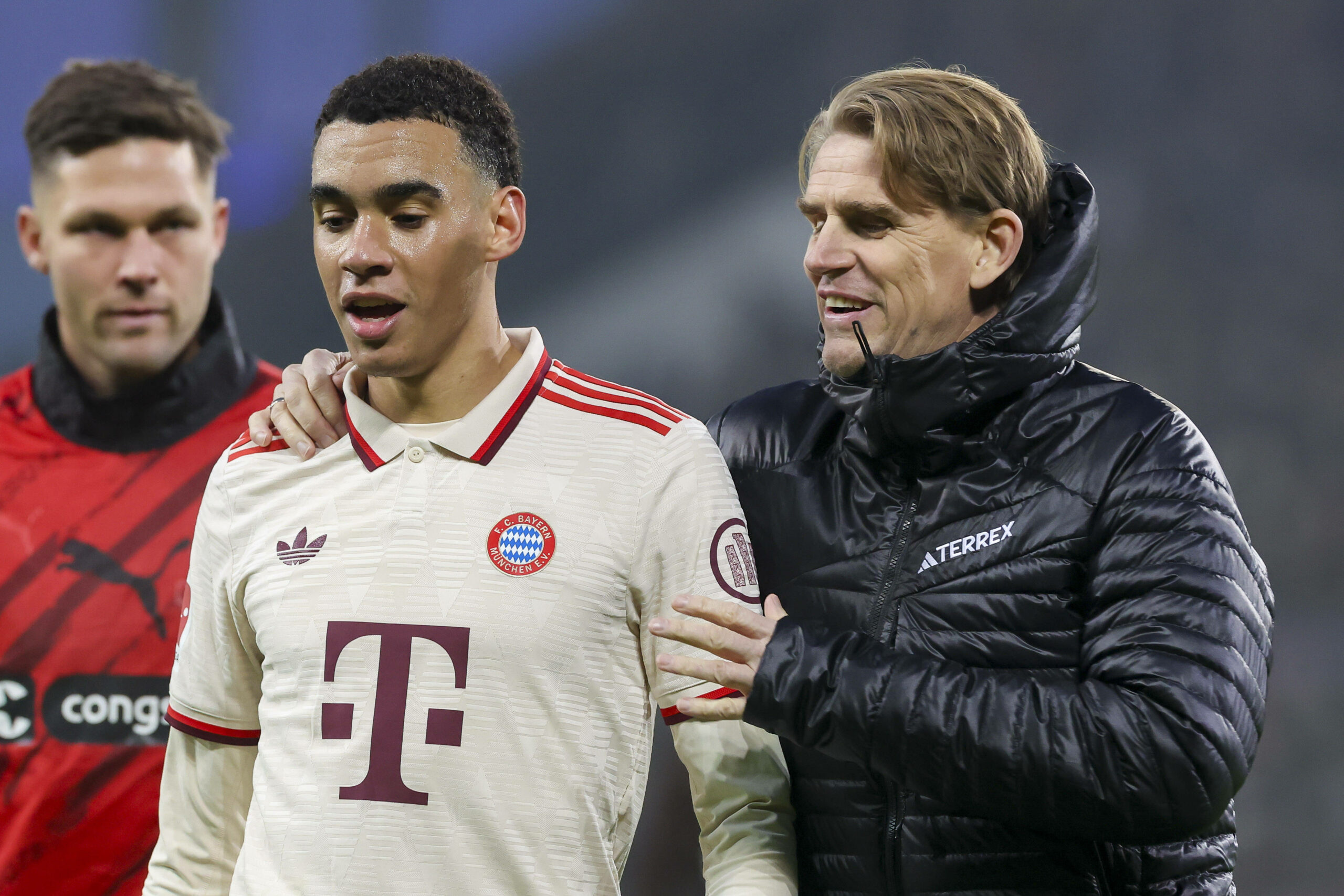 Christoph Freund redet auf Jamal Musiala ein