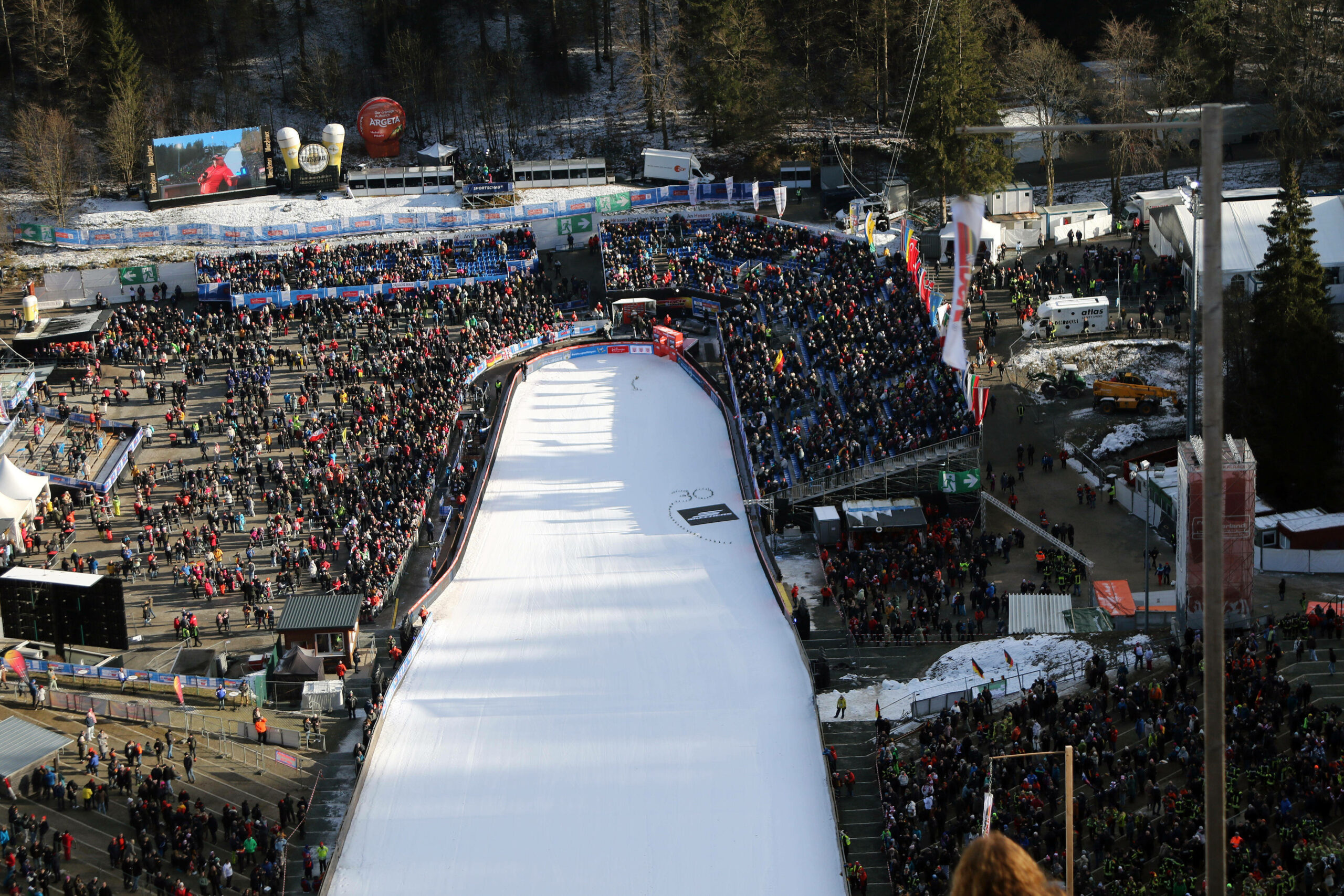 Das Skisprung-Stadion in Willingen vom Schanzentisch aus