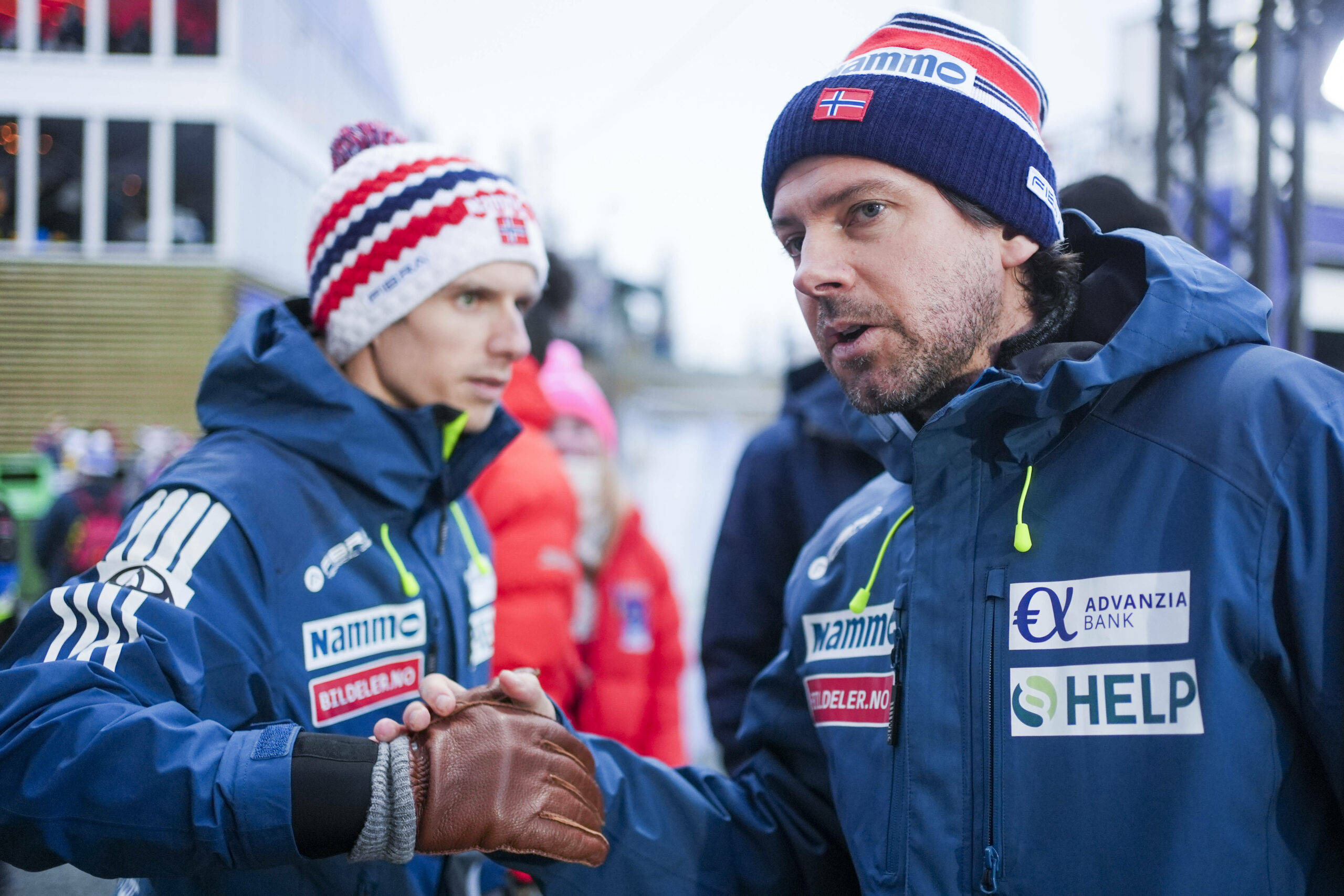 Marius Lindvik und Magnus Brevig schütteln sich die Hand