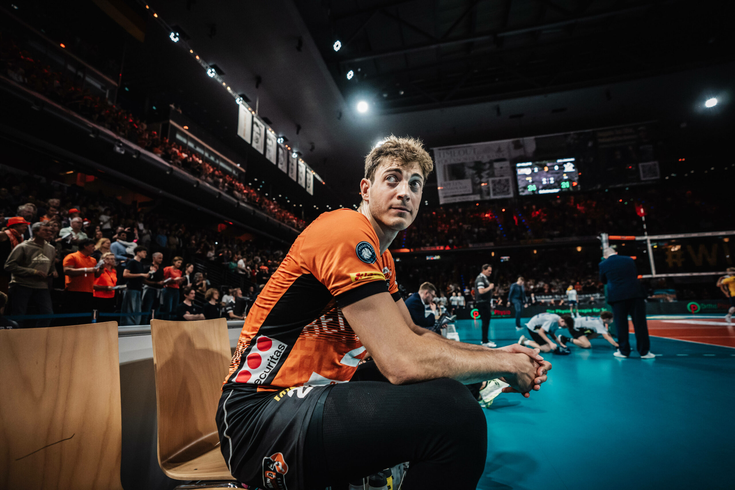 Tobias Krick sitzt auf der Bank