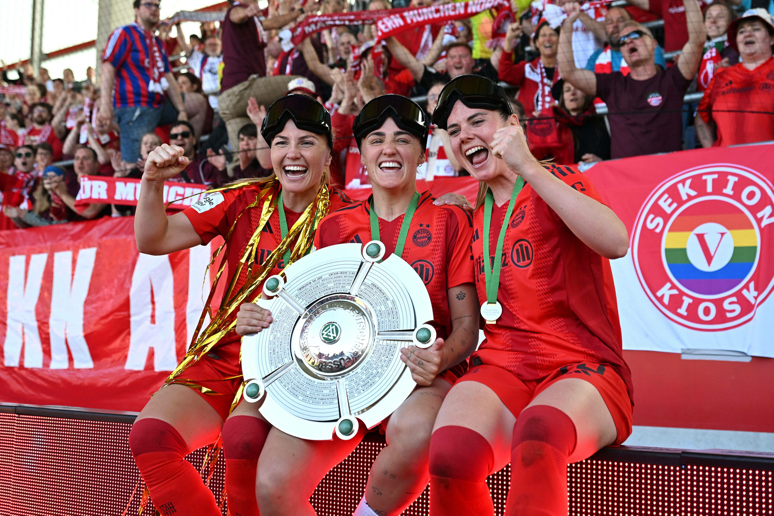 Georgia Stanway mit der Meisterschale