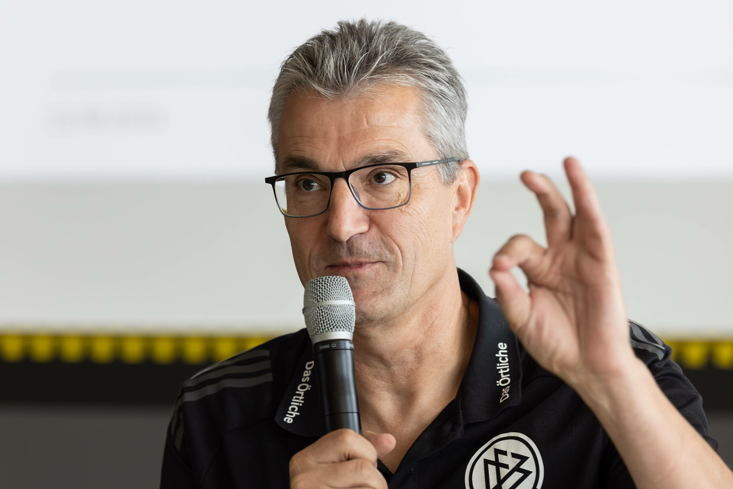 Knut Kircher am Mikrofon