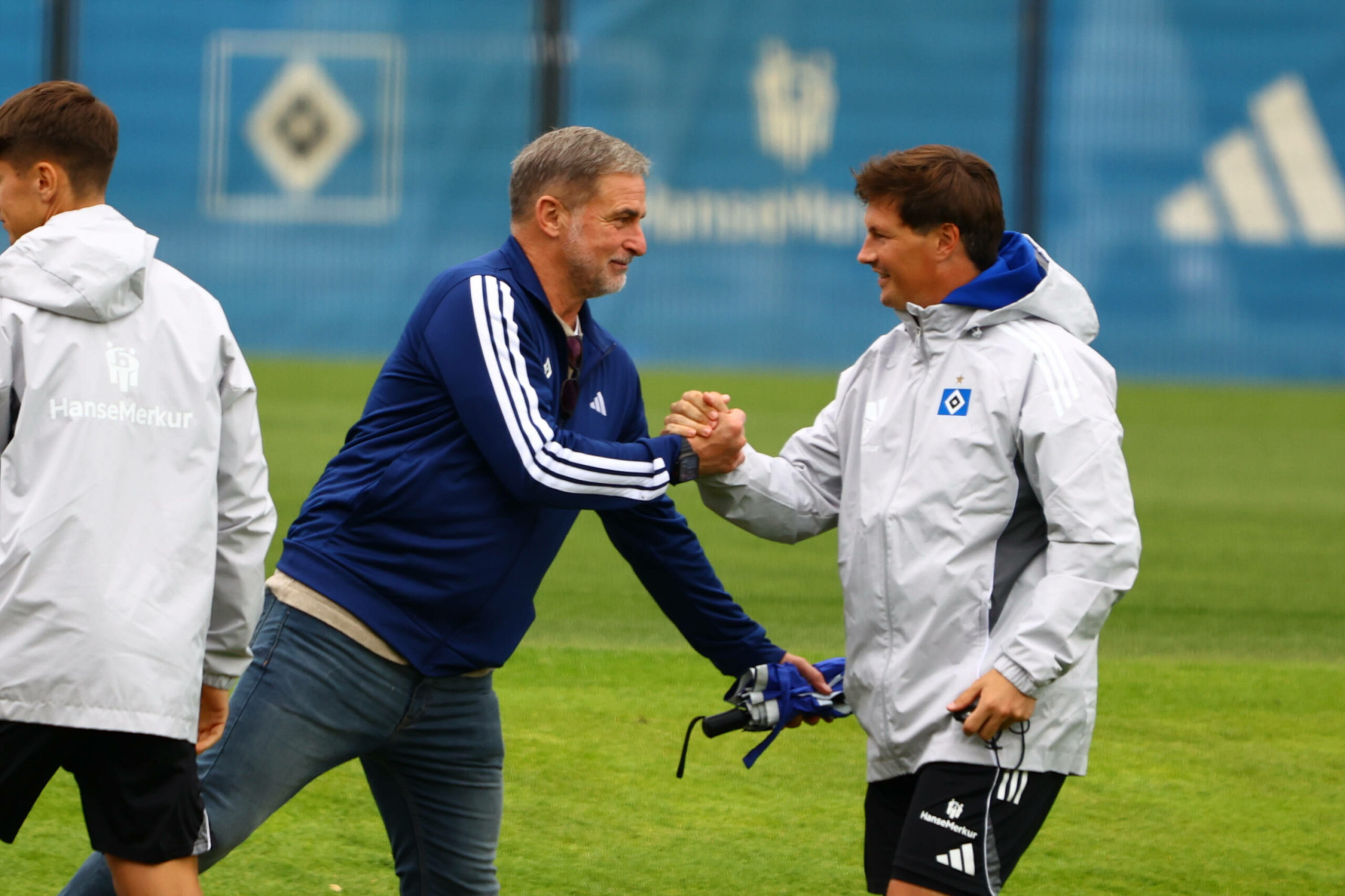 Stefan Kuntz und HSV-Trainer Merlin Polzin begrüßen sich.