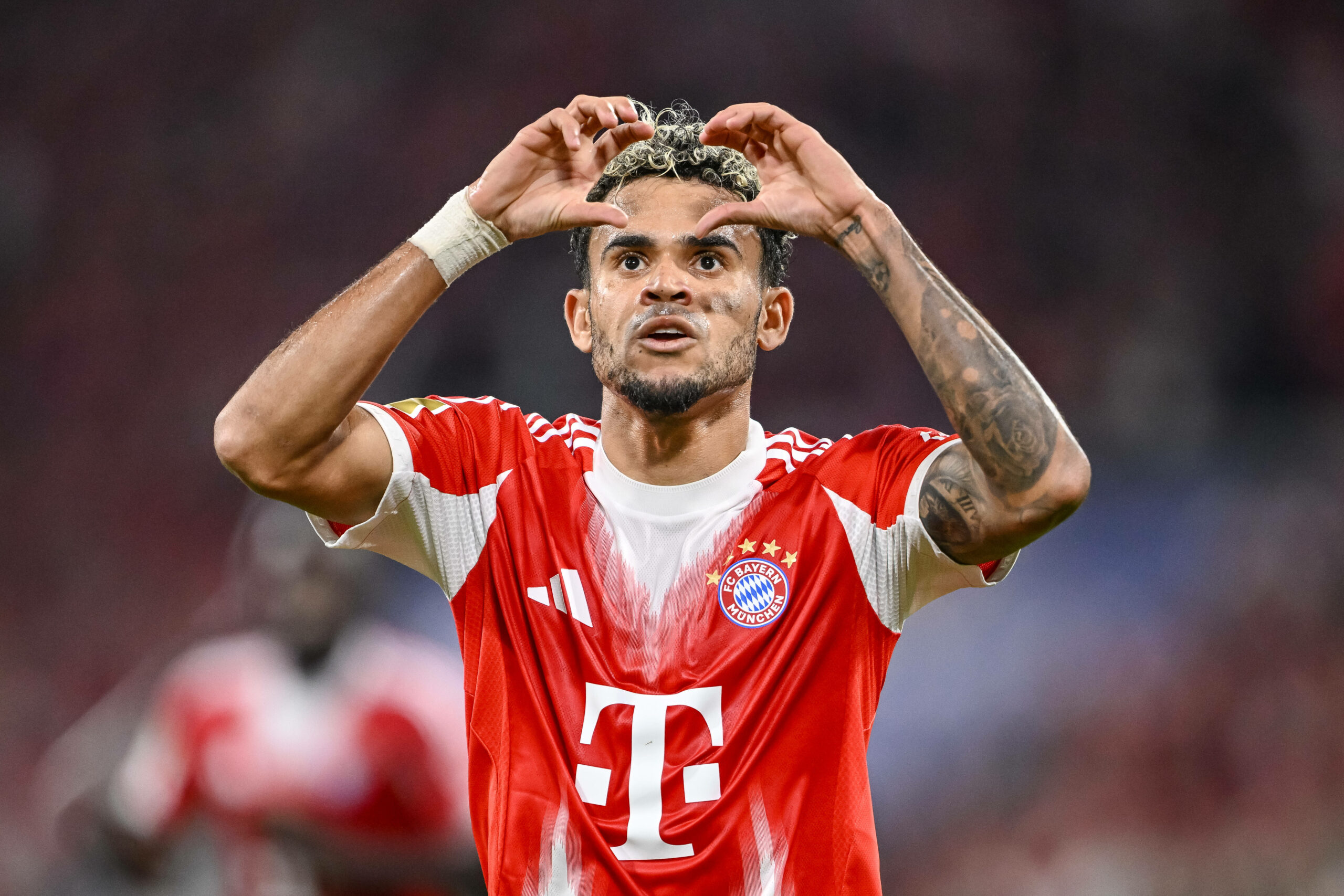 Luis Díaz jubelt und formt ein Herz