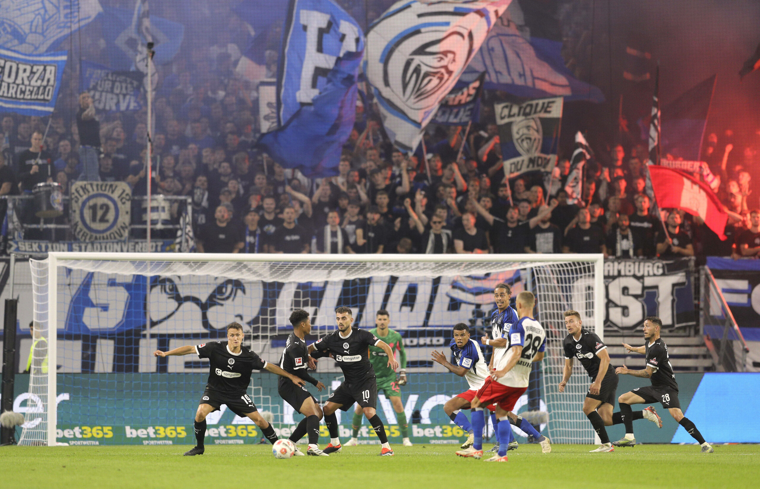 Das Hinspiel gewann St. Pauli vor stimmungsvoller Kulisse im Volkspark mit 2:0 gegen den HSV.