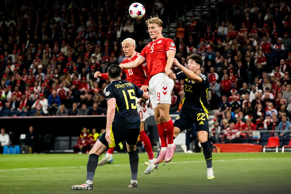 Der Däne Albert Grønbæk setzt sich im Kopfballduell durch.