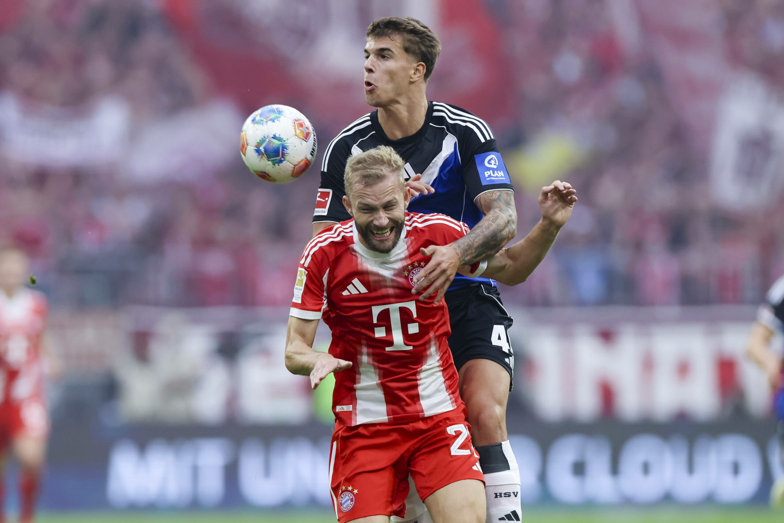 HSV-Talent Luka Vuskovic überspringt Bayerns Konrad Laimer.