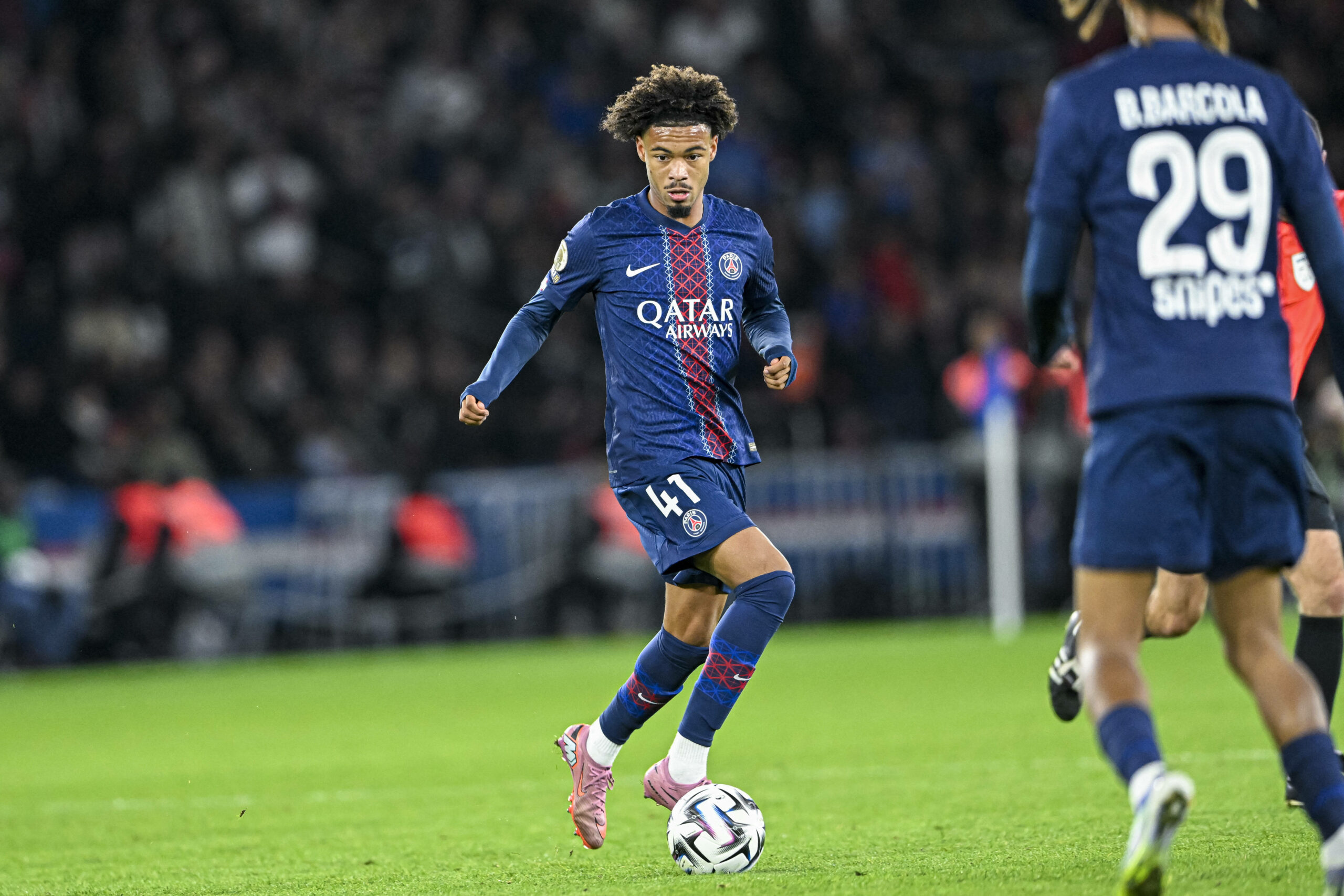 Mathis Jangeal dribbelt am Ball