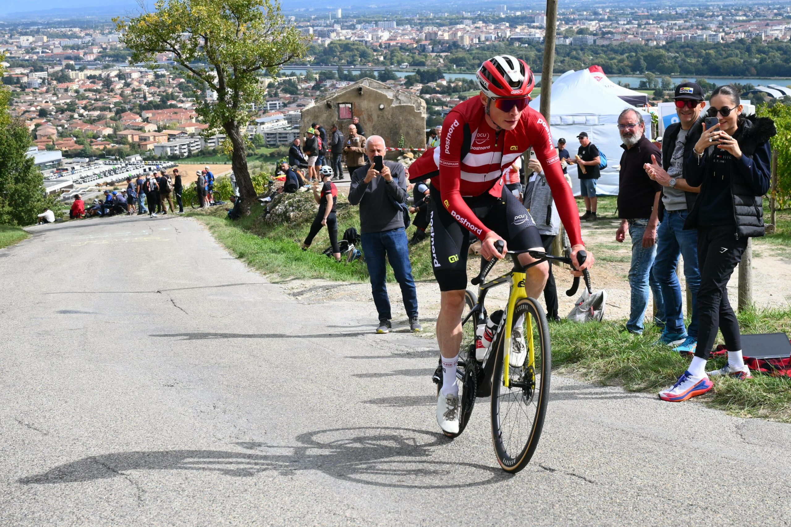 Jonas Vingegaard fährt an Fans vorbei