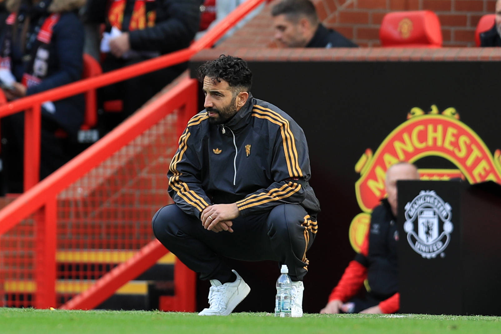 Ruben Amorim hockt in der Coaching-Zone