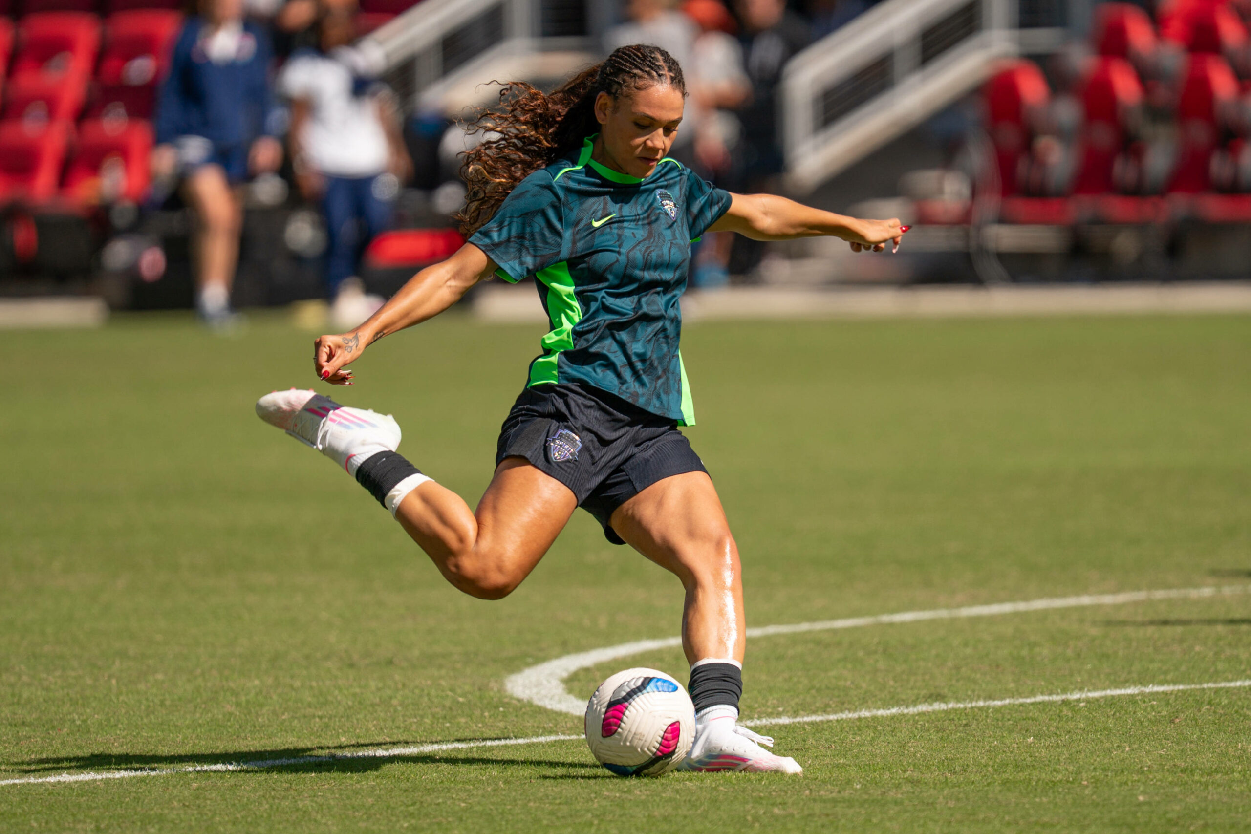Trinity Rodman schießt den Ball