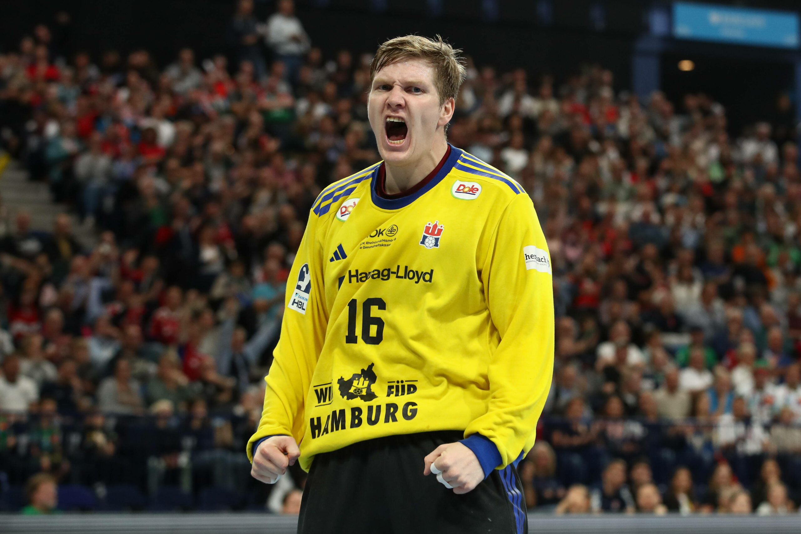 Robin Haug jubelt im Trikot des HSV Hamburg