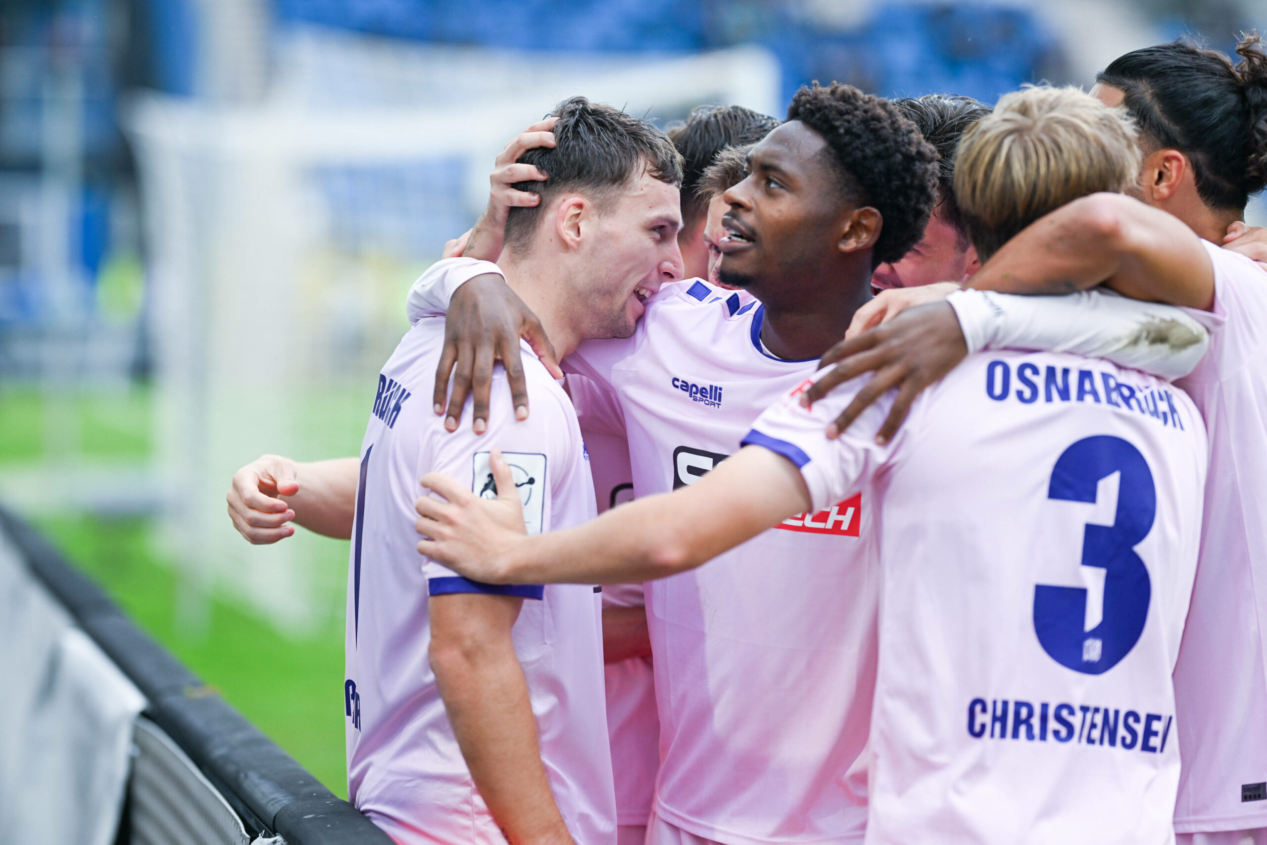 Jubeltraube des VfL Osnabrück um Robin Meißner