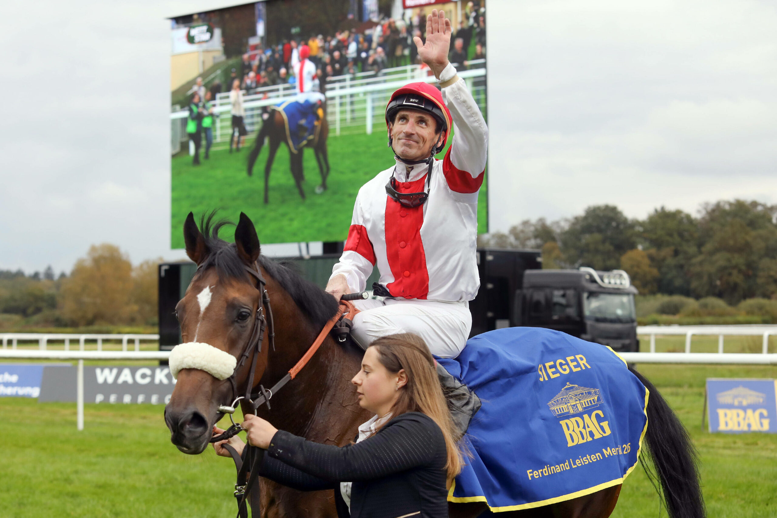 Andrasch Starke winkt auf seinem Pferd