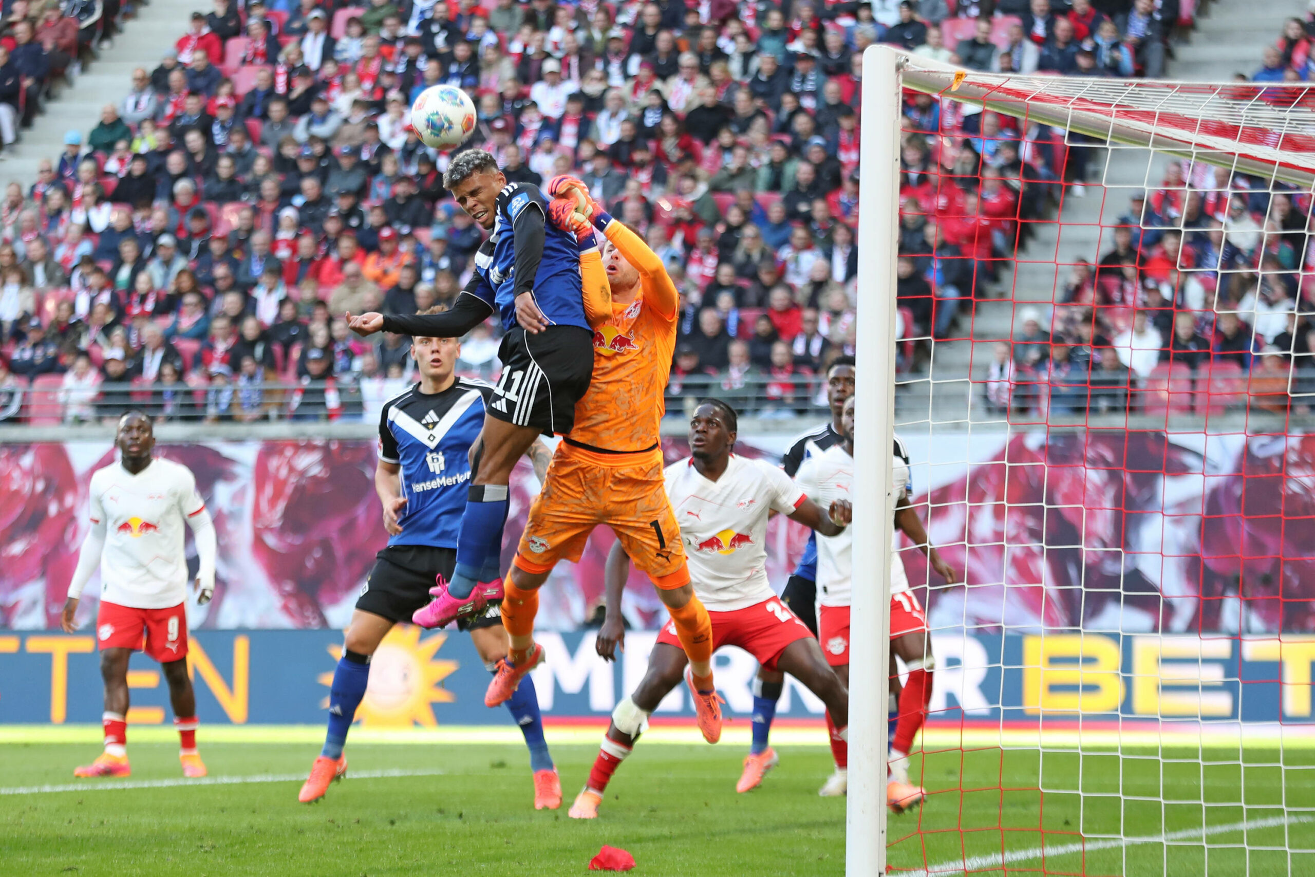 Leipzig-Torwart Peter Gulacsi im Spiel gegen den HSV