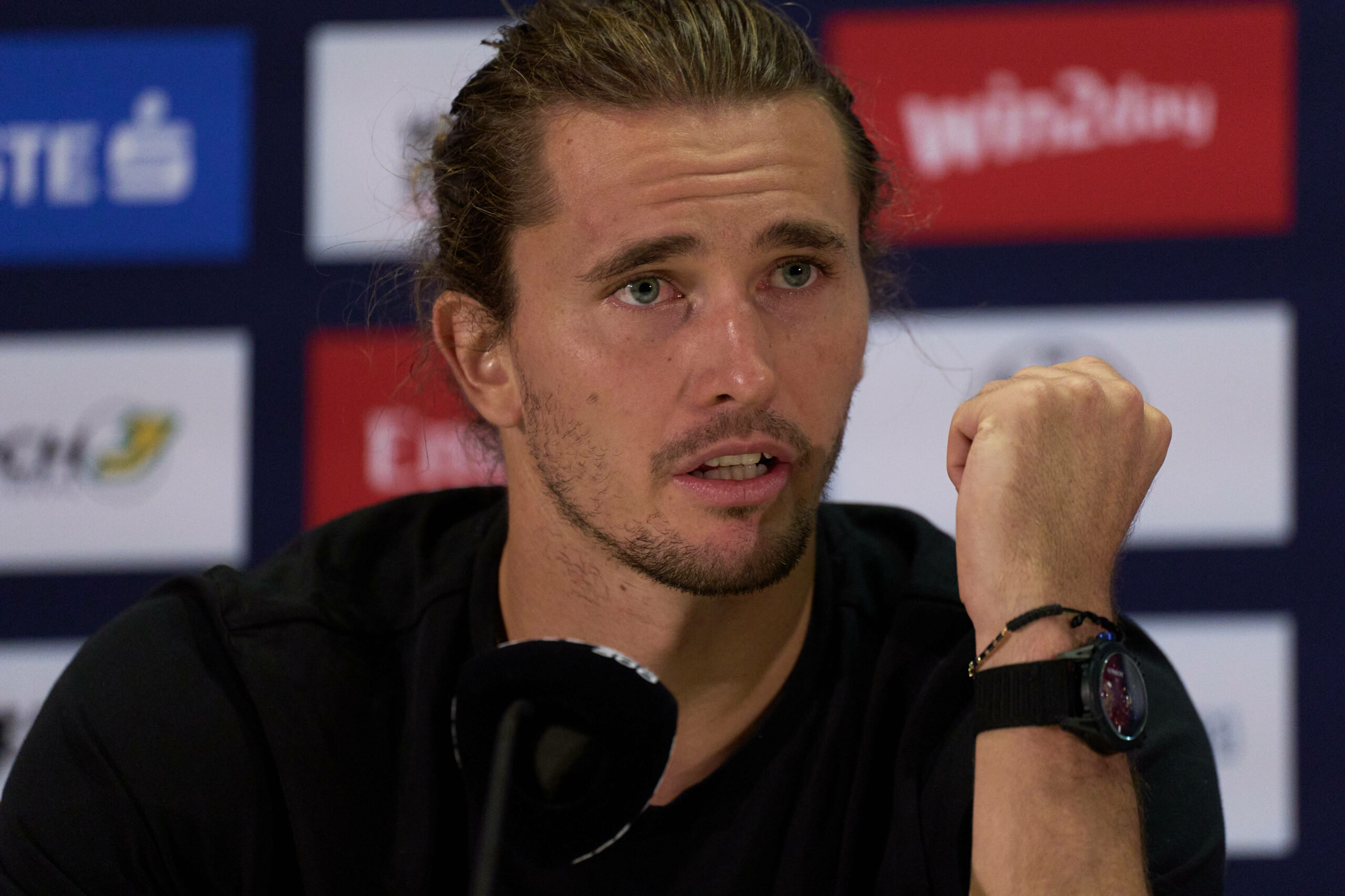 Alexander Zverev spricht ins Mikrofon