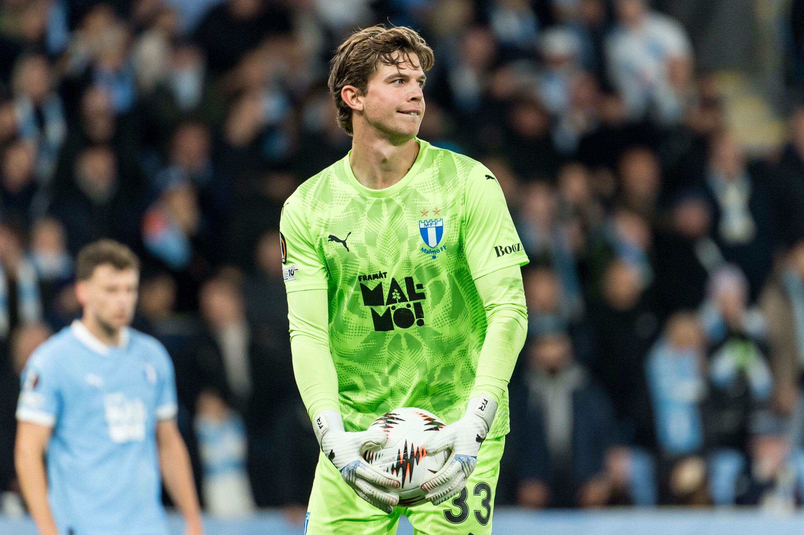 Melker Ellborg hält den Ball fest und hat das Spielfeld im Blick.