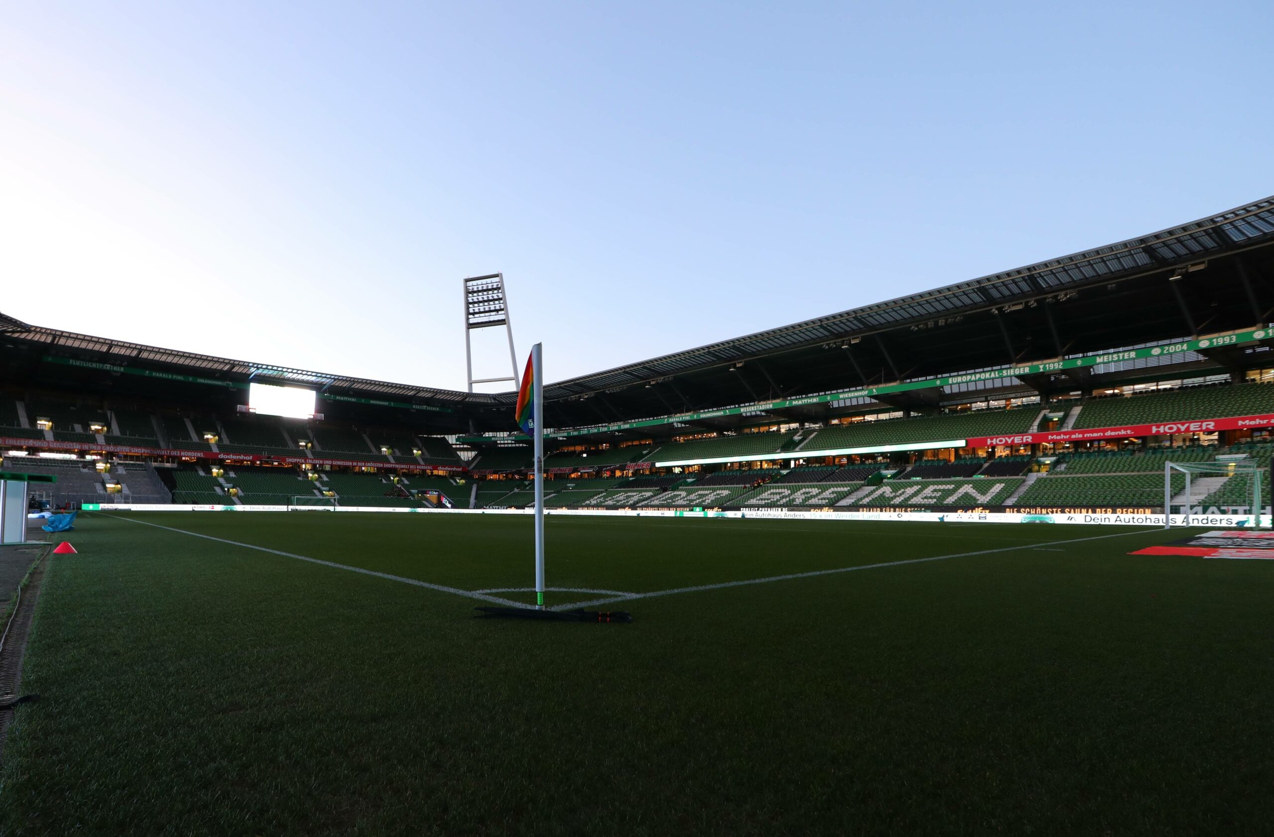 Das Weserstadion von hinten, Weitwinkelaufnahme hinter einer Eckfahne.