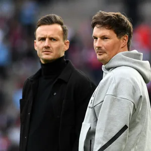 HSV-Sportdirektor Claus Costa und Trainer Merlin Polzin gemeinsam am Spielfeldrand.