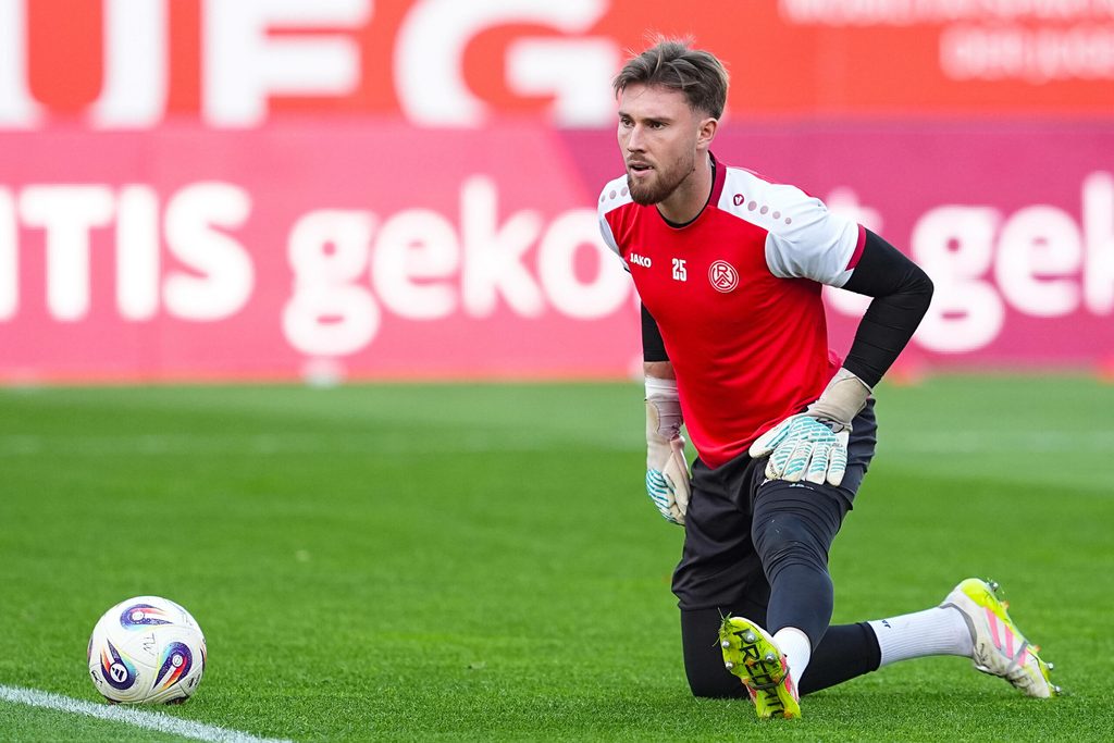 Malte Brüning dehnt sich auf dem Spielfeld