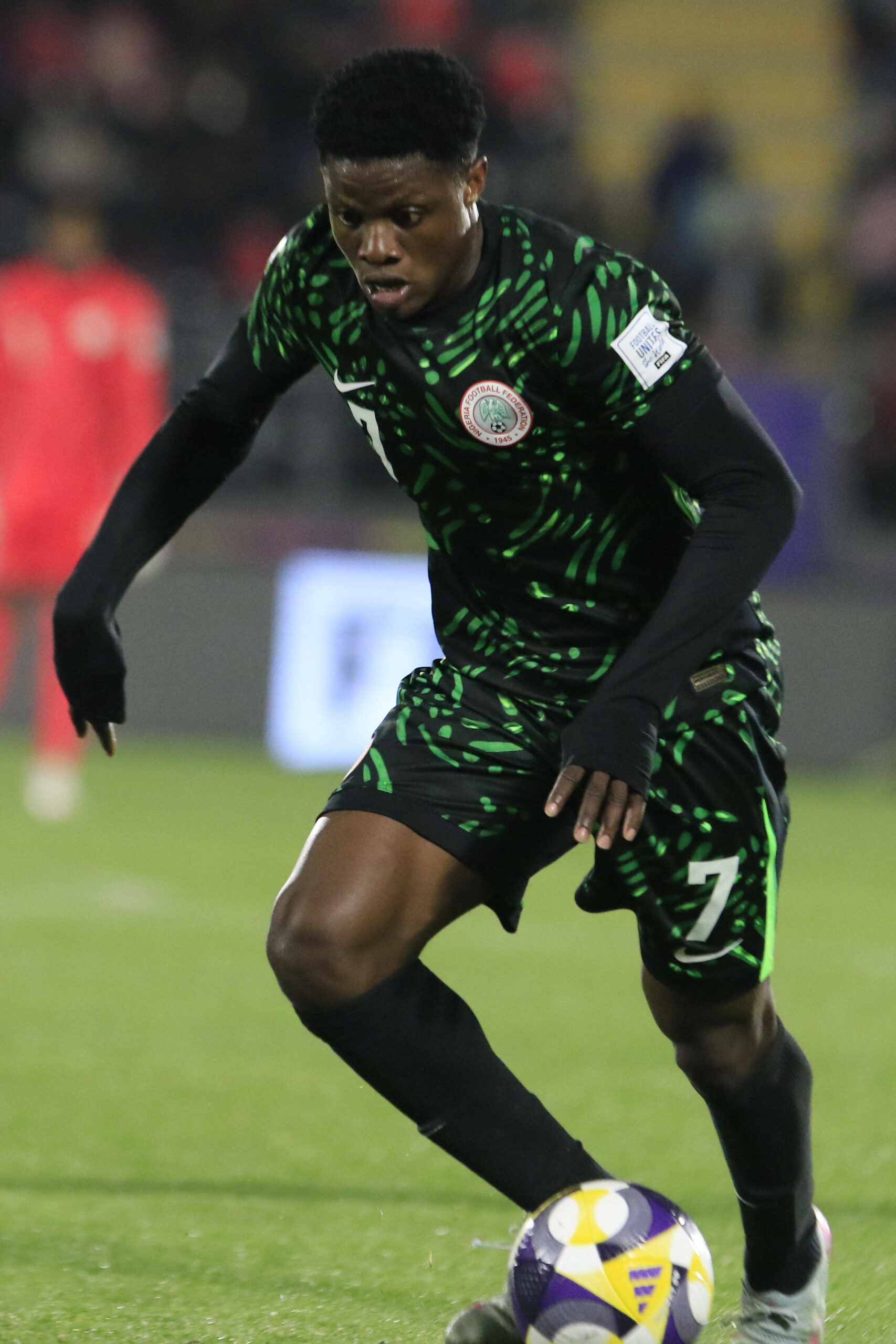 Suleman Sani dribbelt mit dem Ball am Fuß