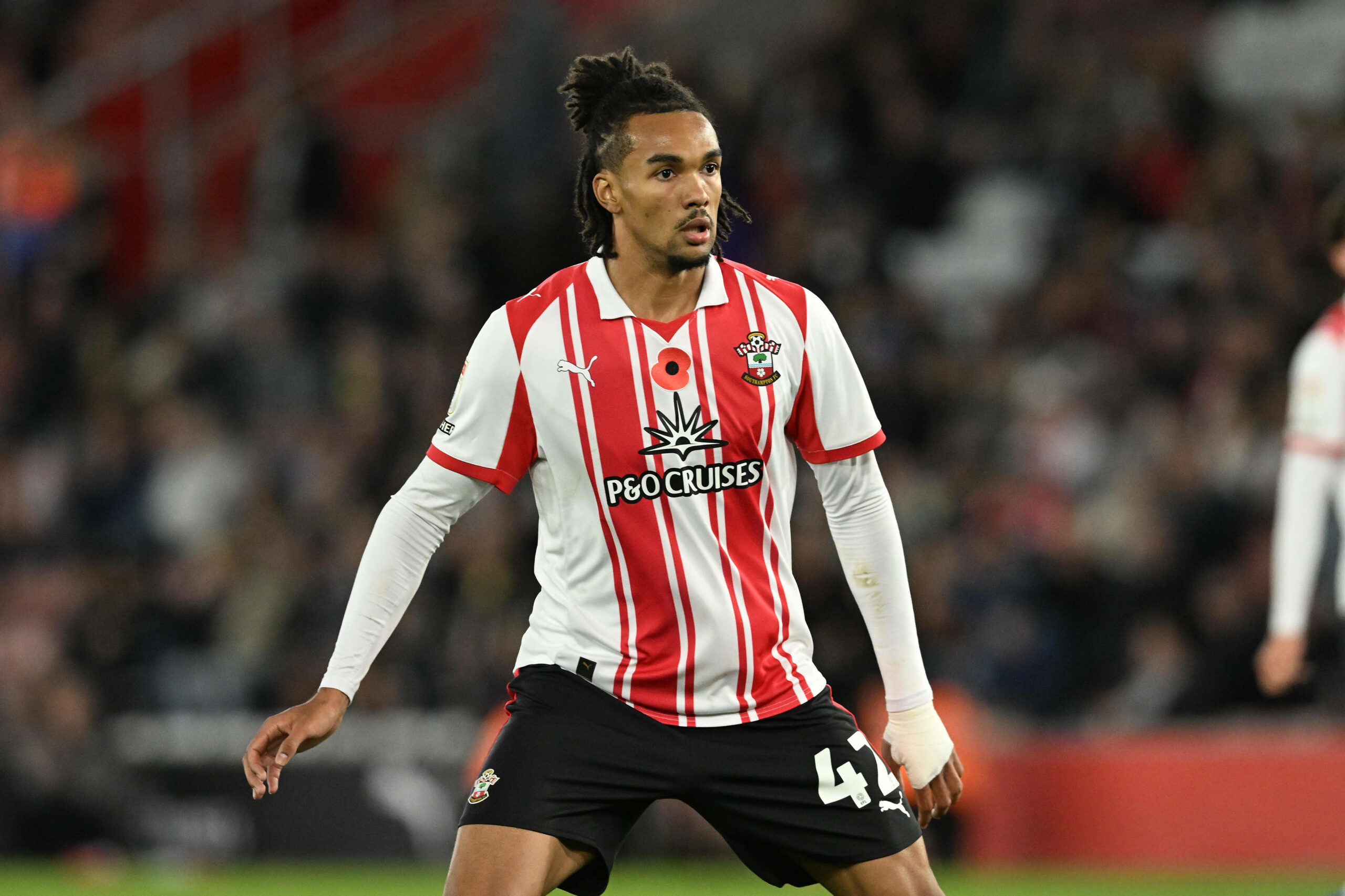 Southamptons Stürmer Damion Downs lauert auf eine Torchance.