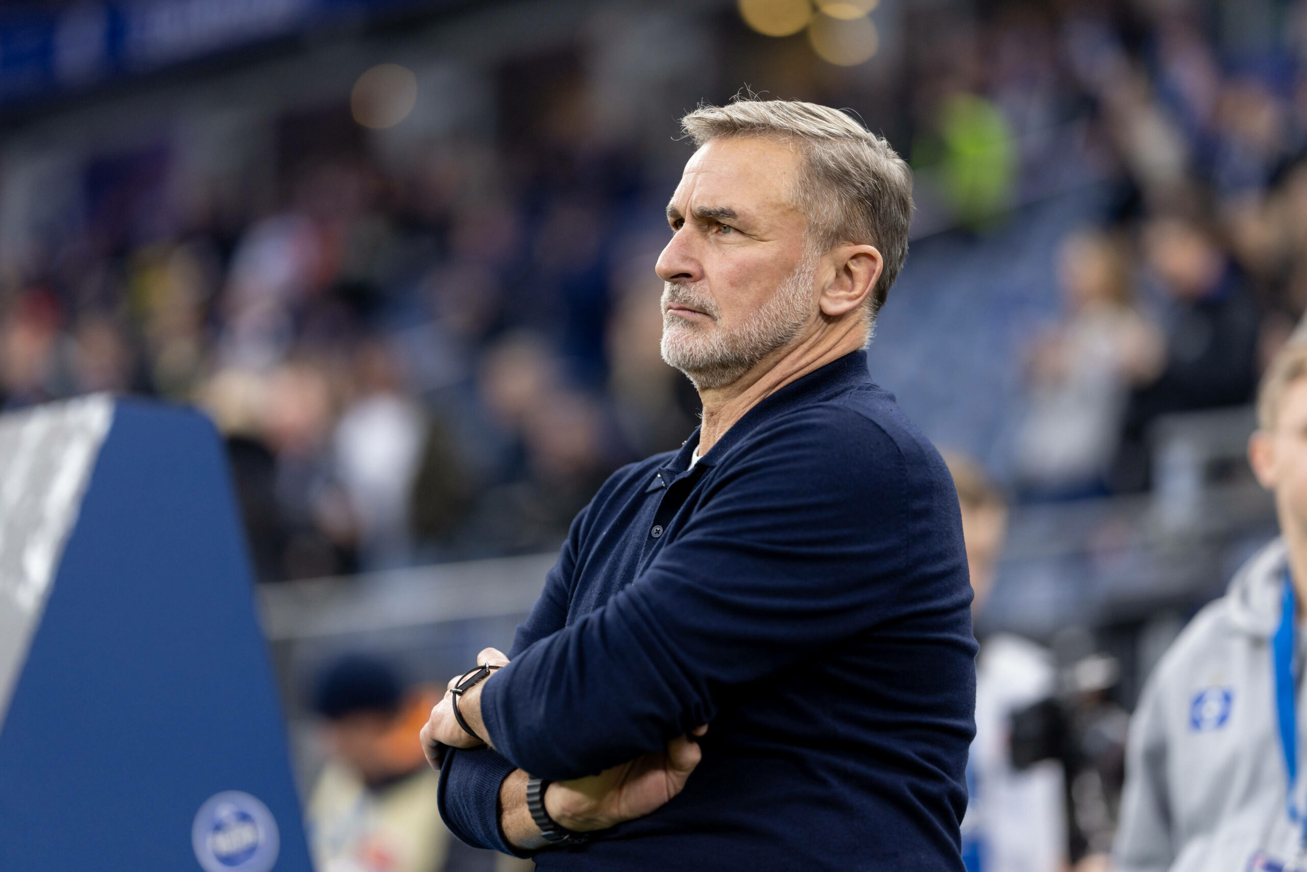 Stefan Kuntz guckt mit verschränkten Armen ernst