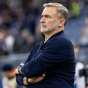 Stefan Kuntz guckt mit verschränkten Armen ernst