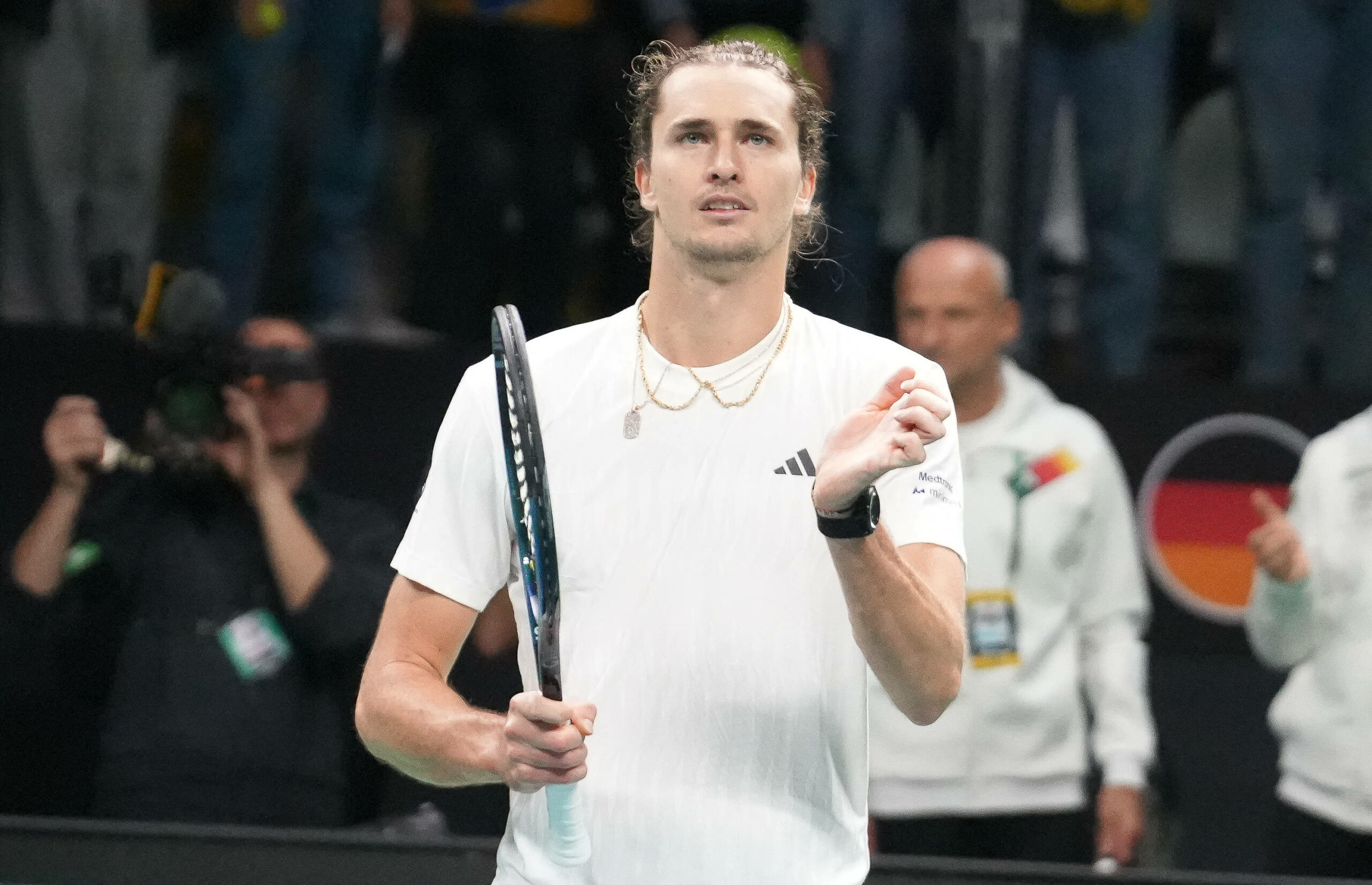 Alexander Zverev klatscht mit seinem Tennisschläger in der Hand
