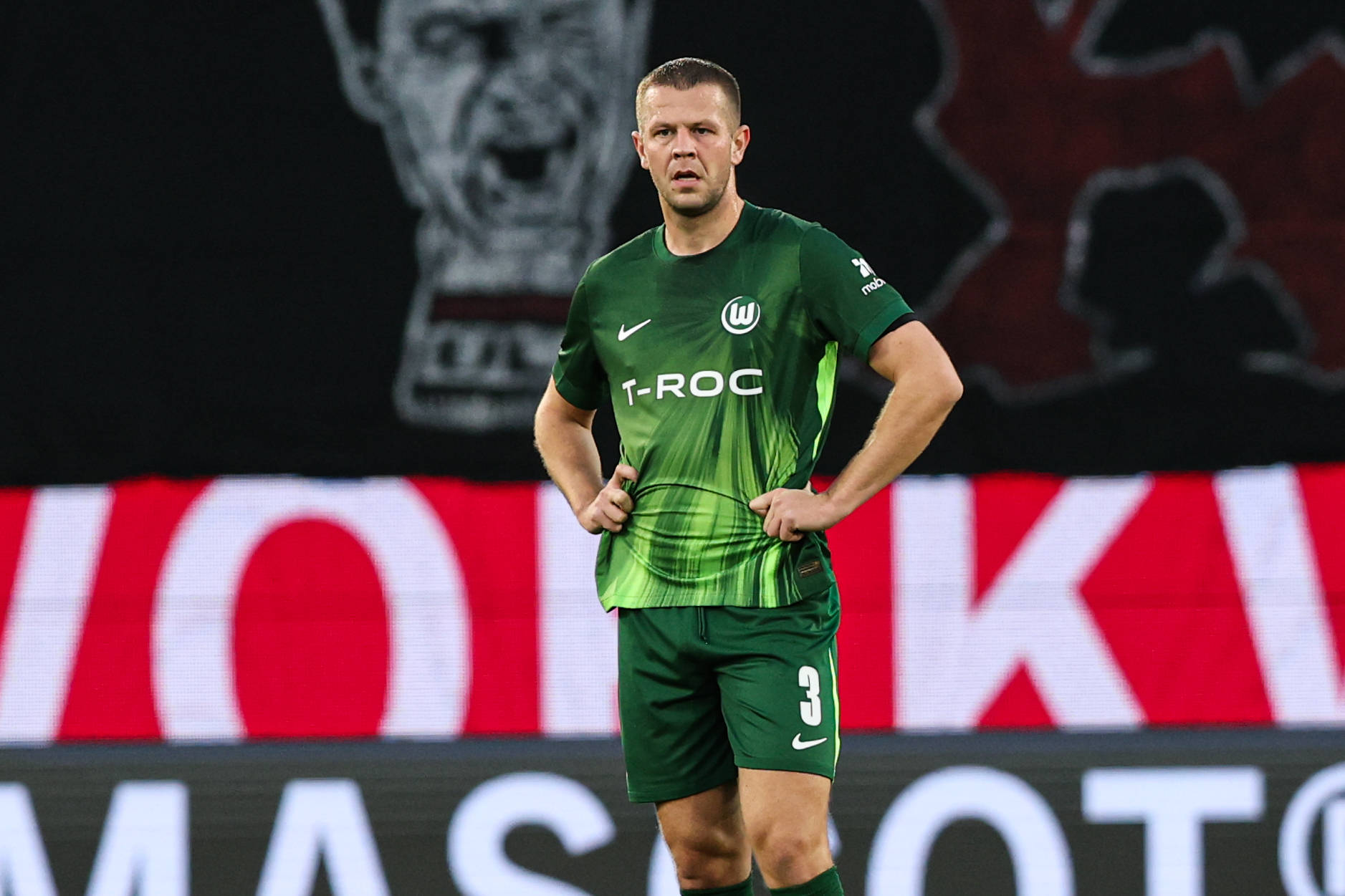 Denis Vavro steht geknickt auf dem Feld