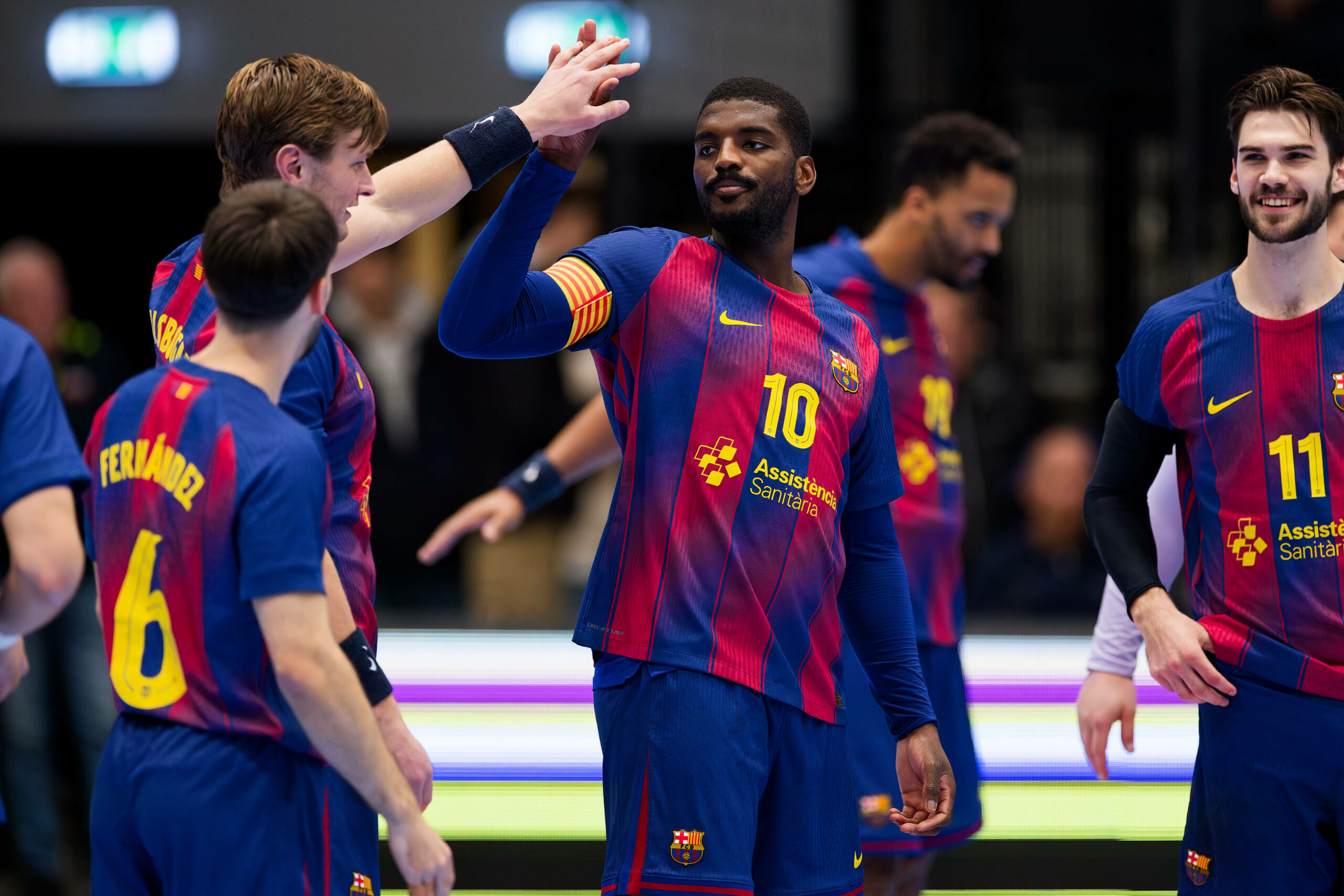 Dika Mem mit Mannschaft