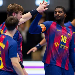 Dika Mem mit Mannschaft