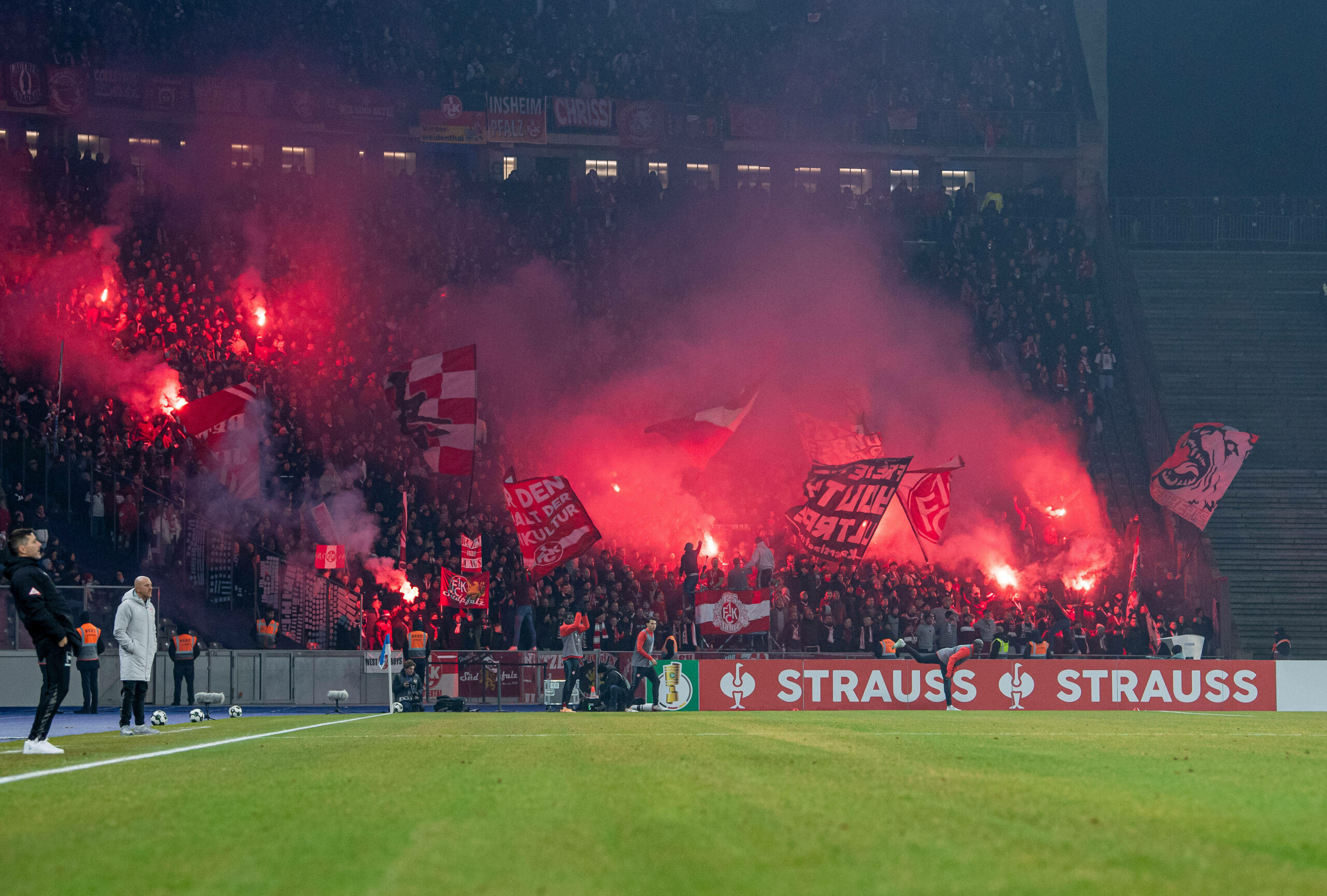 Kaiserslautern-Fans zünden Pyro im Gästeblock