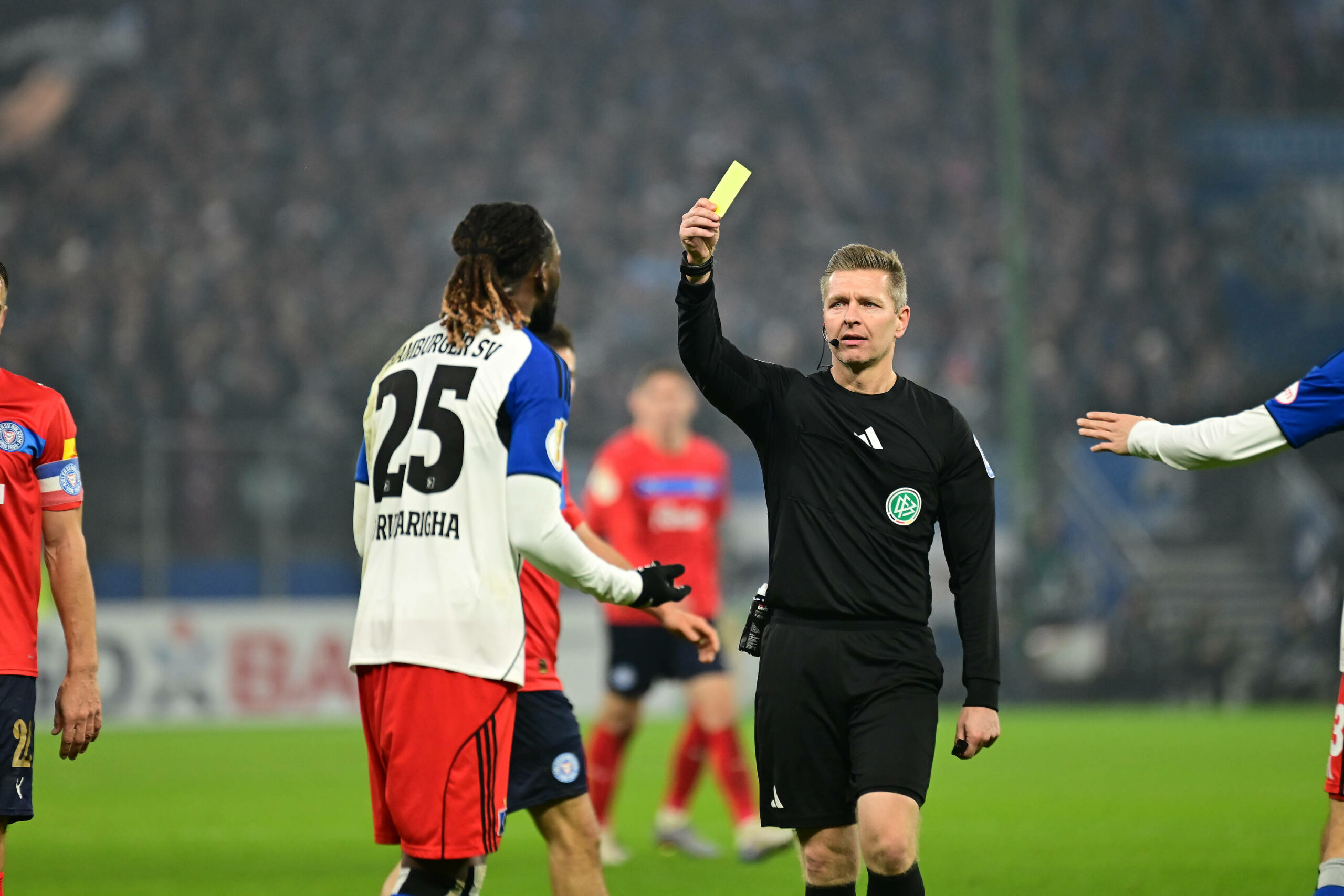 Schiedsrichter Tobias Welz zeigt HSV-Profi Jordan Torunarigha die Gelbe Karte.