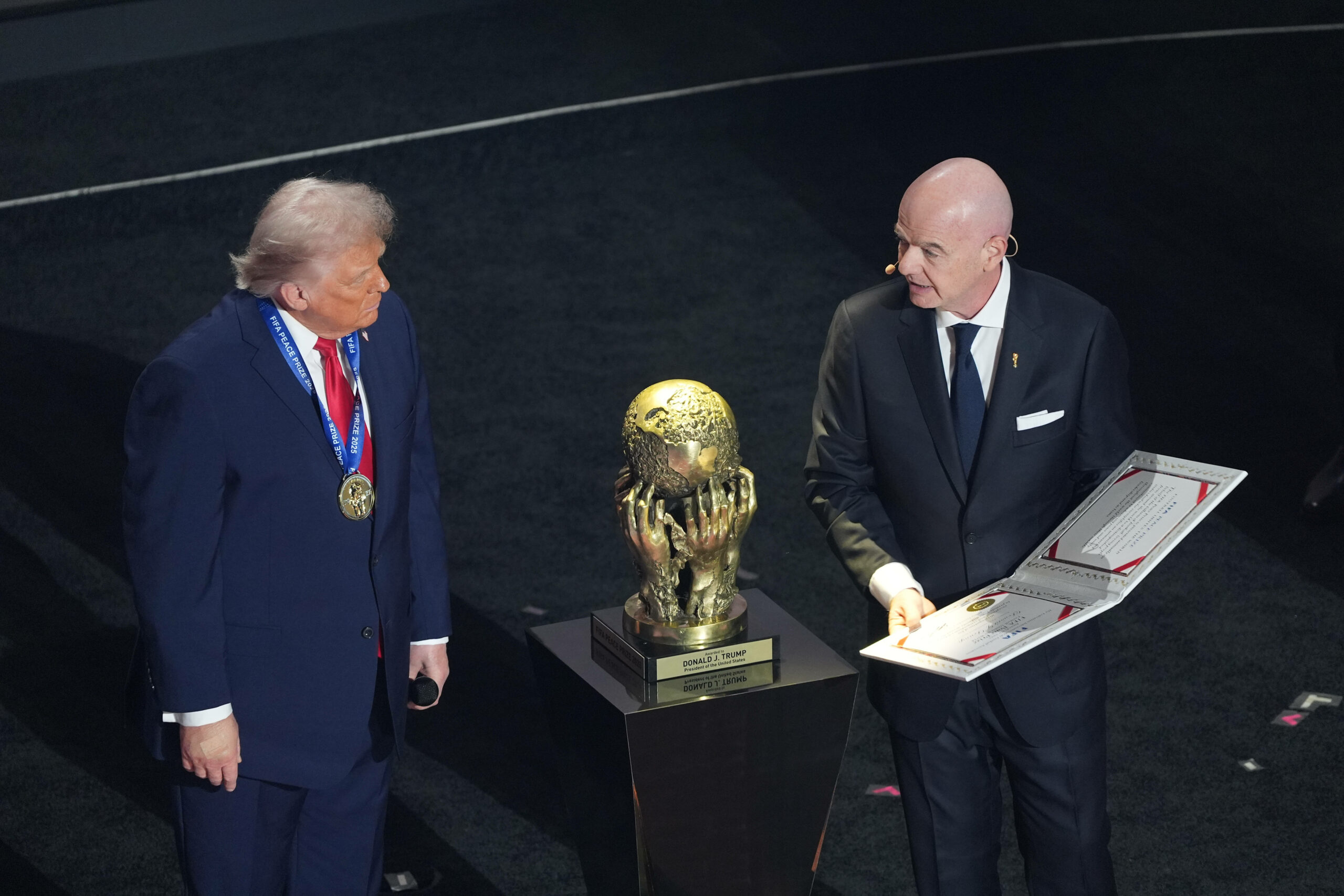 Infantino verleiht Trump FIFA-Friedenspreis