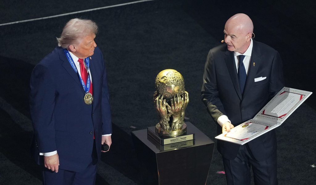 -Tiefe-Besch-mung-Preisvergabe-an-Trump-sorgt-f-r-Unruhe-in-der-FIFA