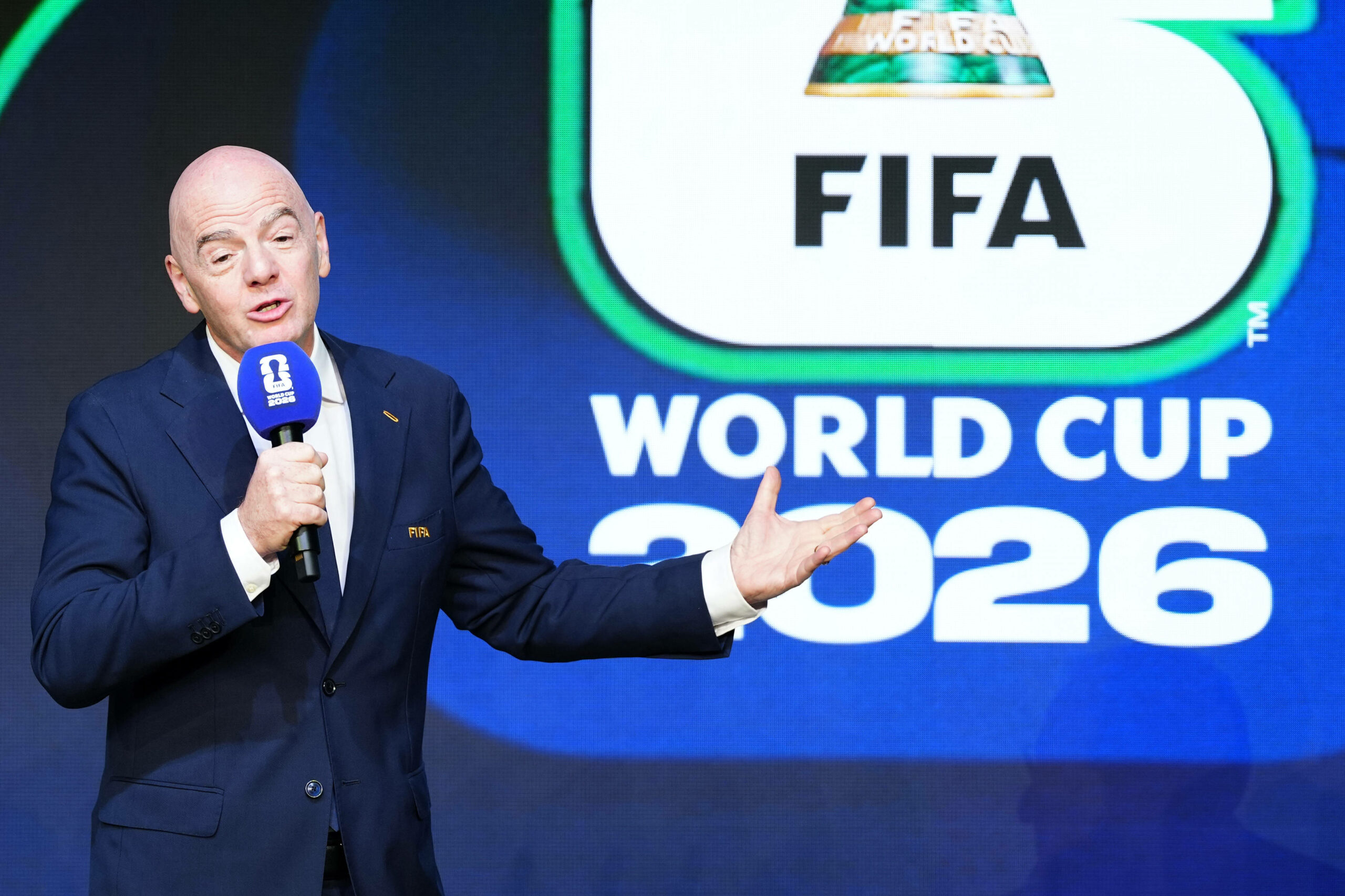 Gianni Infantino spricht in ein Mikrofon und schaut überzeugt