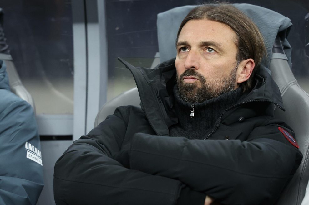 Thomas Hengen sitzt unzufrieden auf der Bank